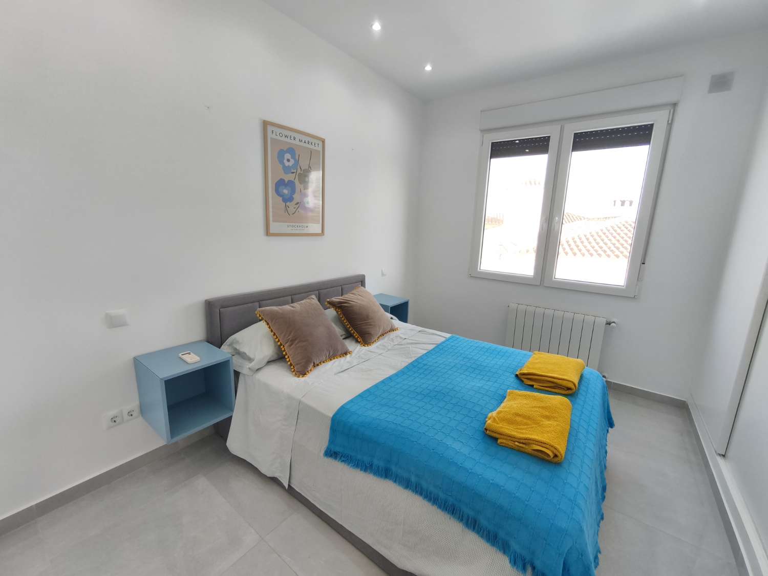 Suuri omakotitalo, jossa on neljä makuuhuonetta.