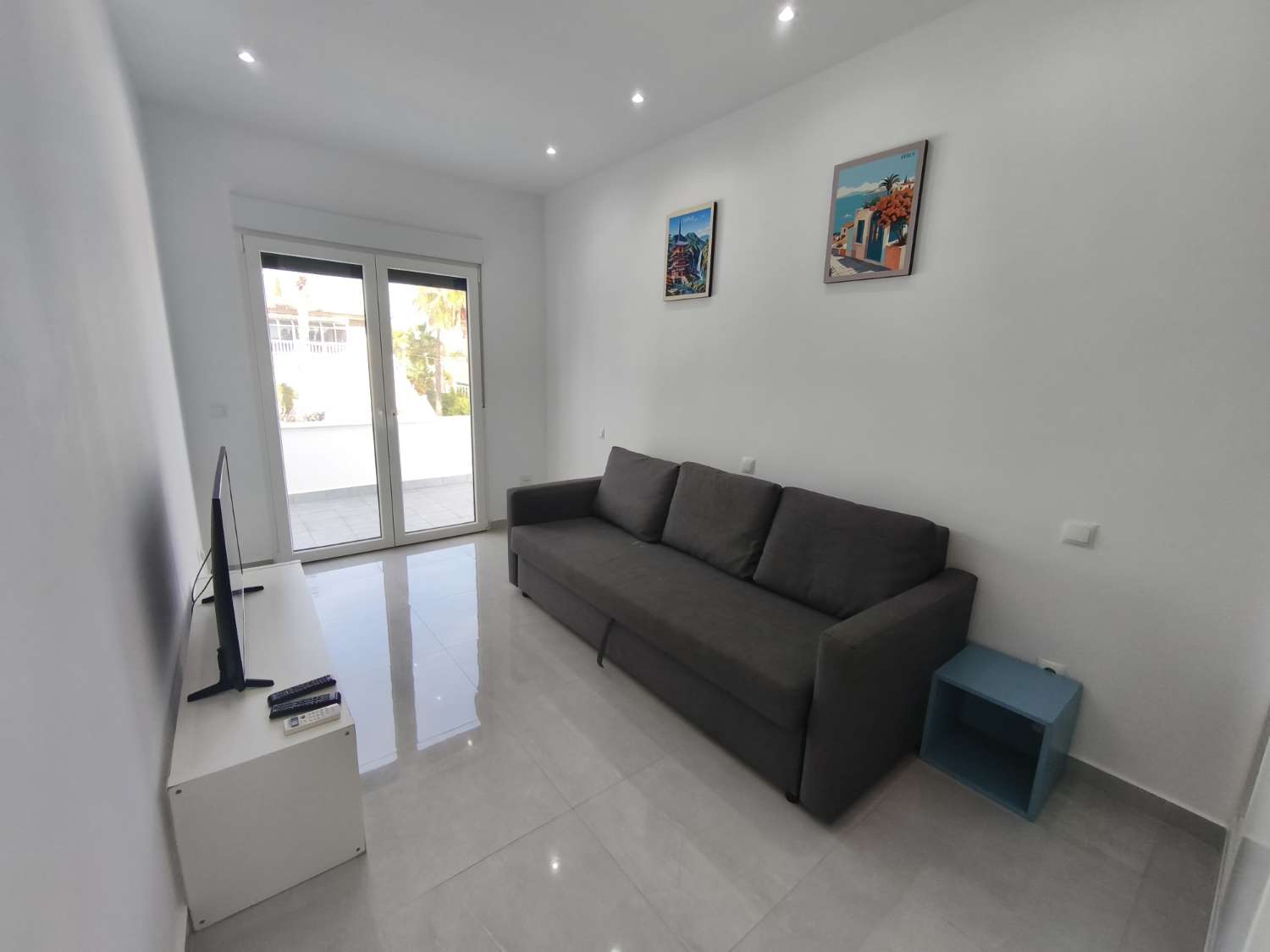 Suuri omakotitalo, jossa on neljä makuuhuonetta.