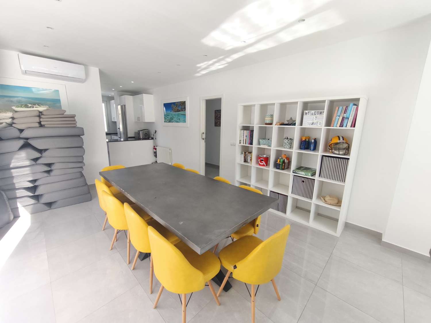 Suuri omakotitalo, jossa on neljä makuuhuonetta.