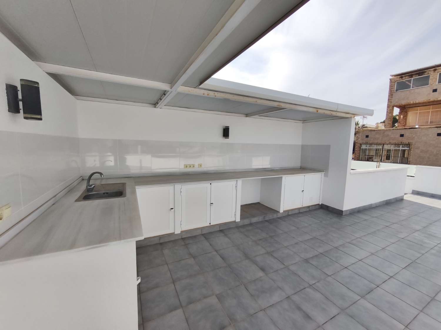 Suuri omakotitalo, jossa on neljä makuuhuonetta.