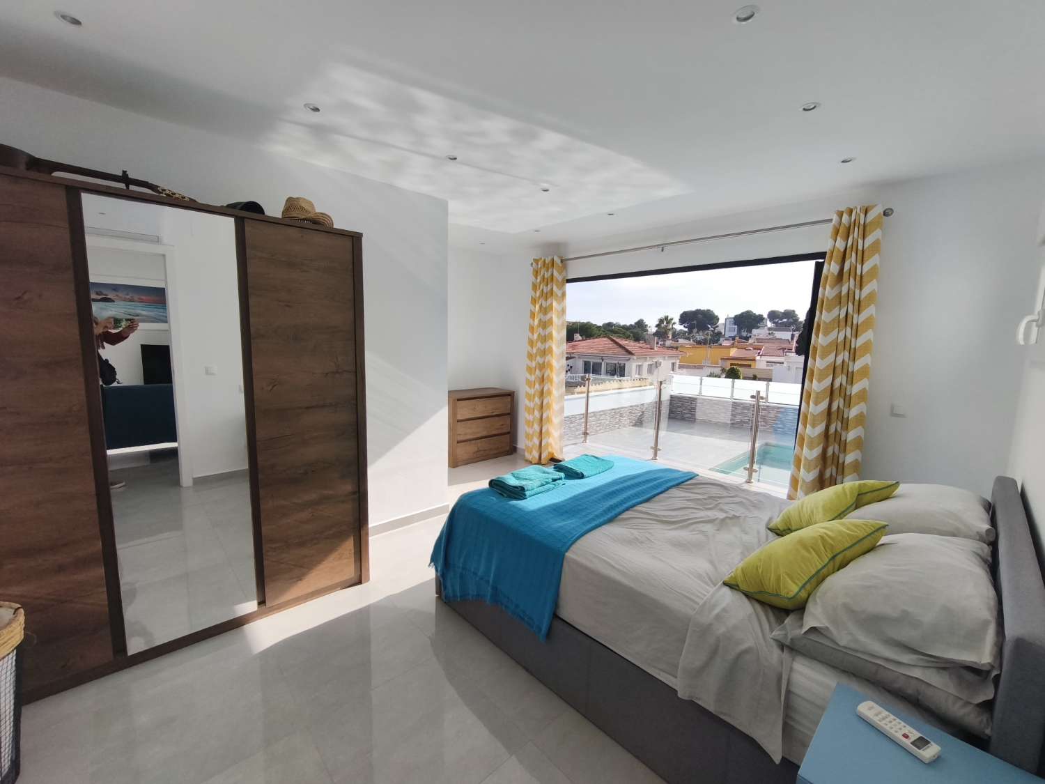 Suuri omakotitalo, jossa on neljä makuuhuonetta.