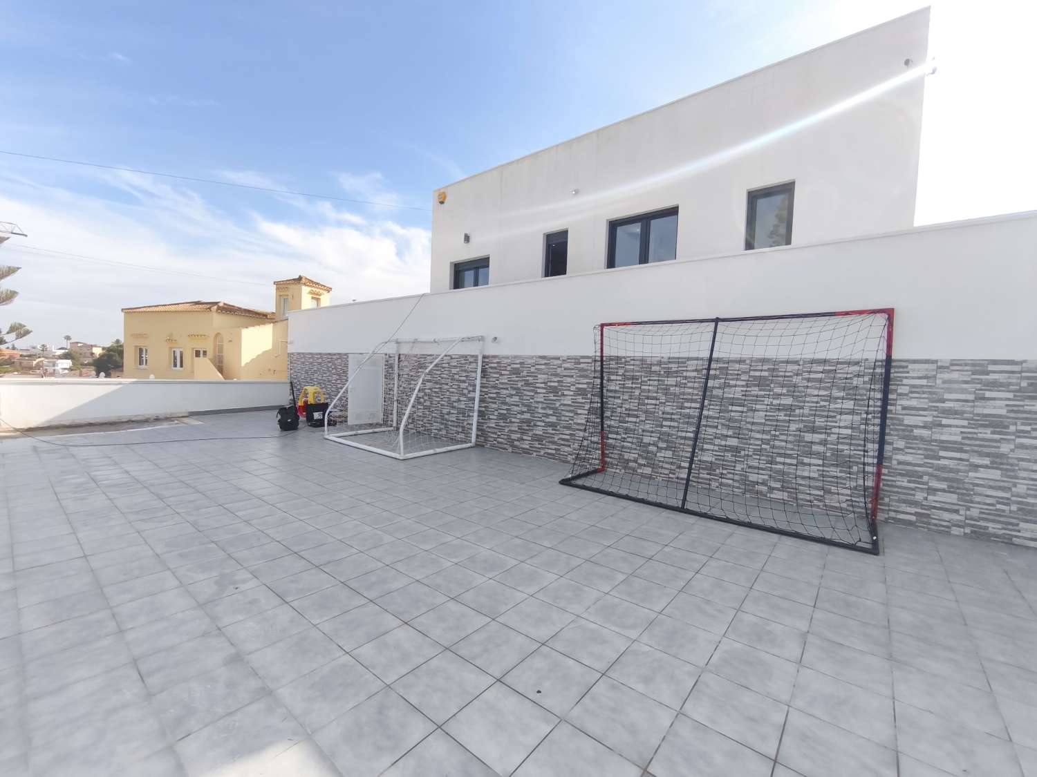 Suuri omakotitalo, jossa on neljä makuuhuonetta.