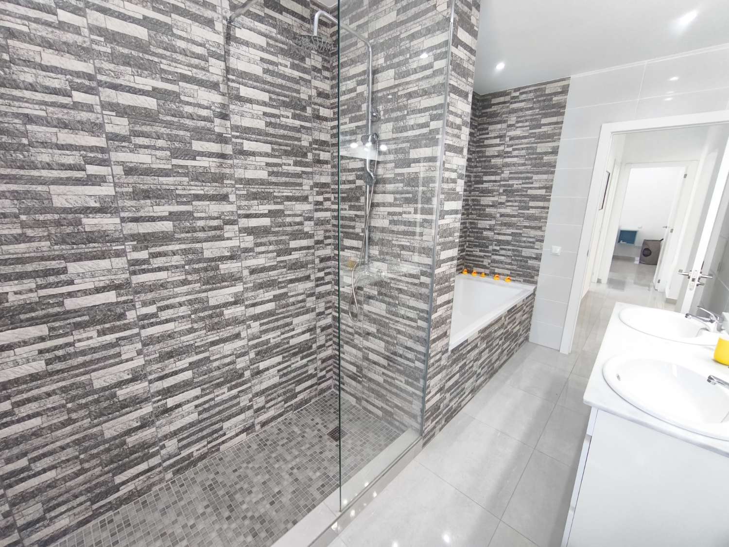 Suuri omakotitalo, jossa on neljä makuuhuonetta.