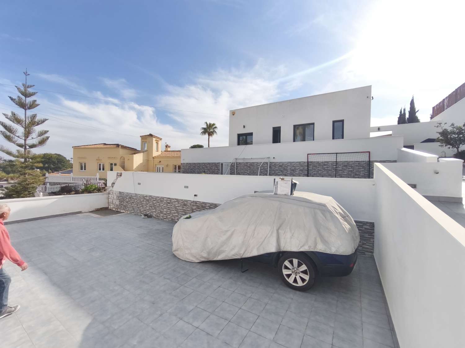 Suuri omakotitalo, jossa on neljä makuuhuonetta.