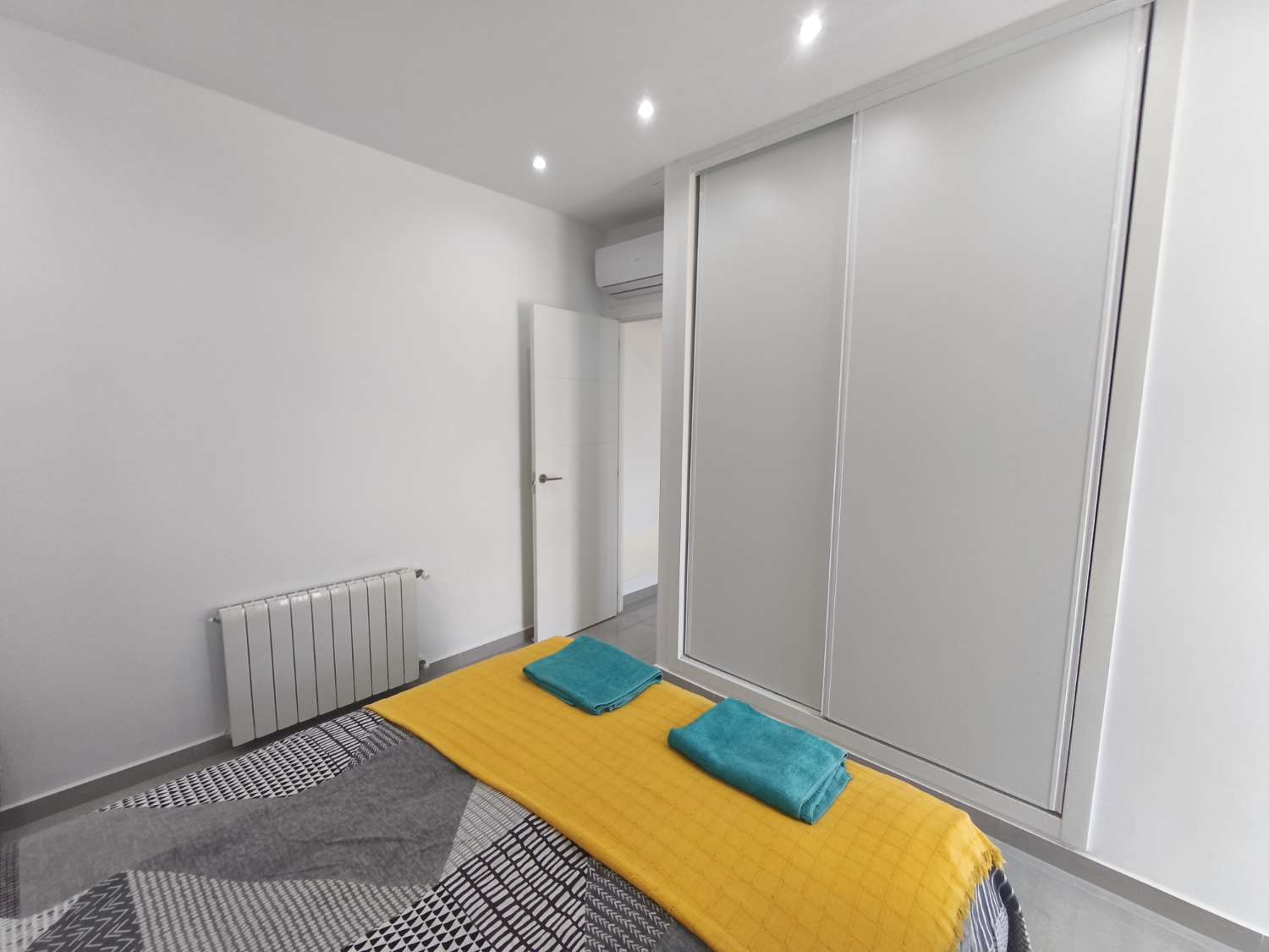 Suuri omakotitalo, jossa on neljä makuuhuonetta.