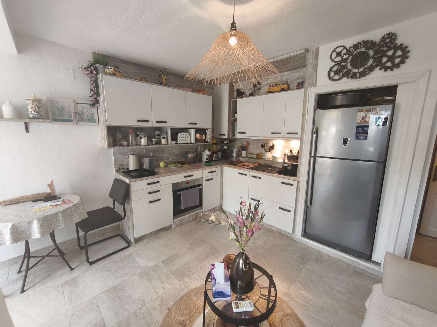 Encantador apartamento de 1 dormitorio y 1 baño reformado, parcialmente amueblado, listo para mudarse