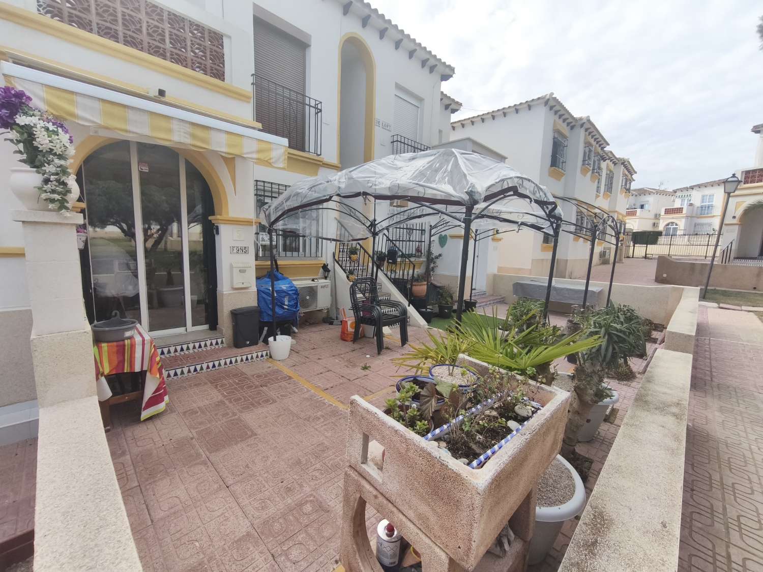 Encantador apartamento de 1 dormitorio y 1 baño reformado, parcialmente amueblado, listo para mudarse