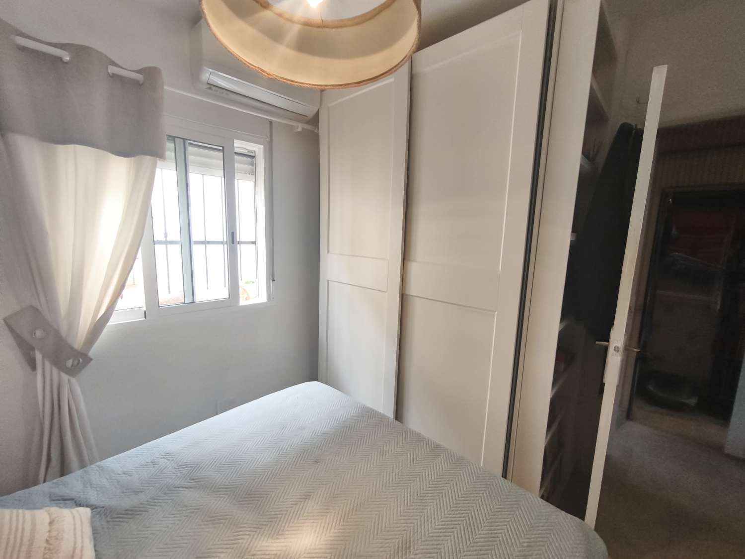 Encantador apartamento de 1 dormitorio y 1 baño reformado, parcialmente amueblado, listo para mudarse