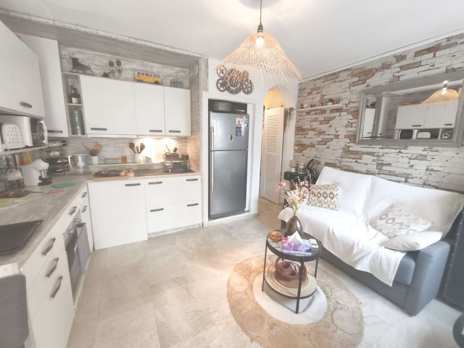 Encantador apartamento de 1 dormitorio y 1 baño reformado, parcialmente amueblado, listo para mudarse