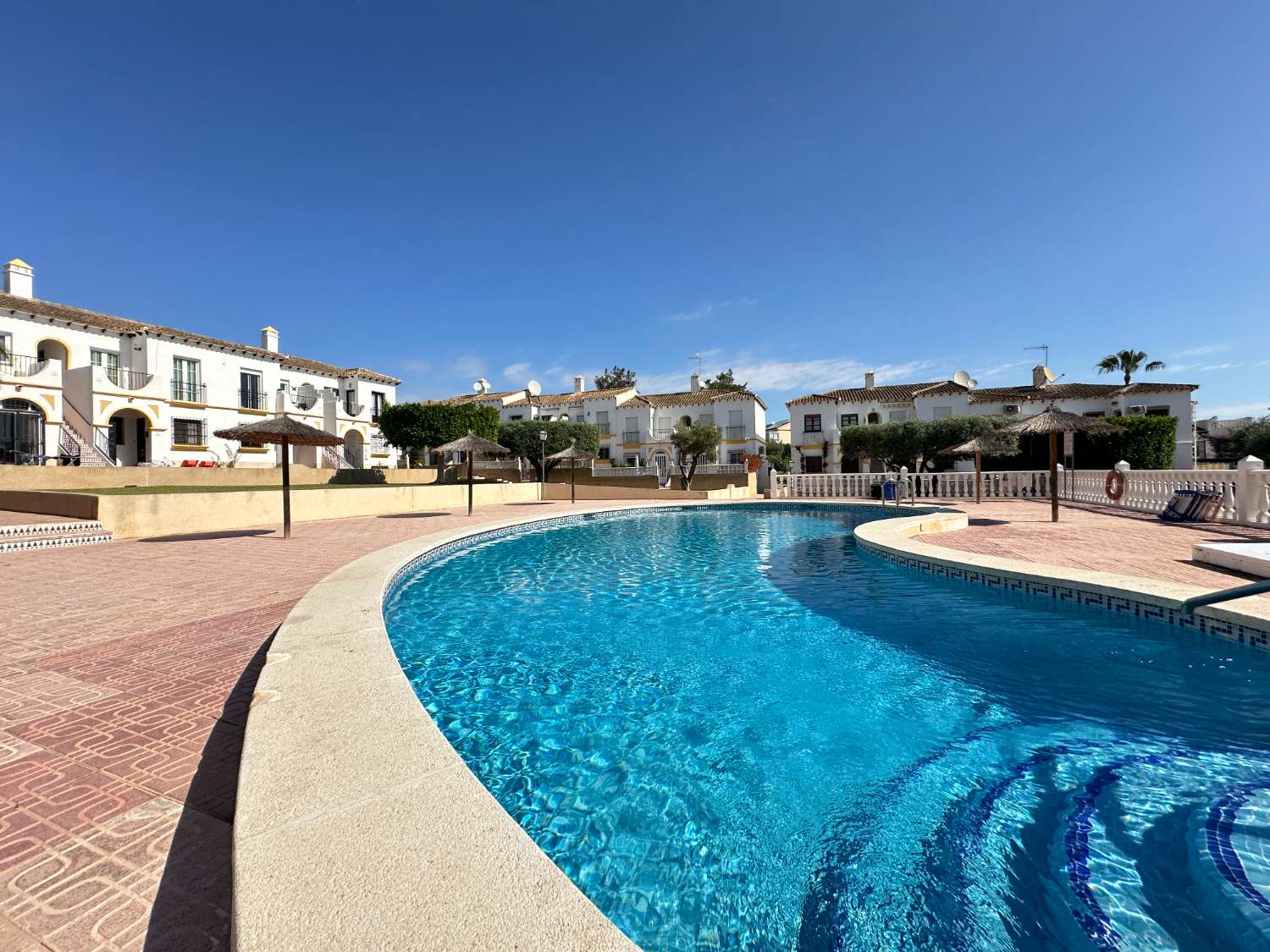 Encantador apartamento de 1 dormitorio y 1 baño reformado, parcialmente amueblado, listo para mudarse