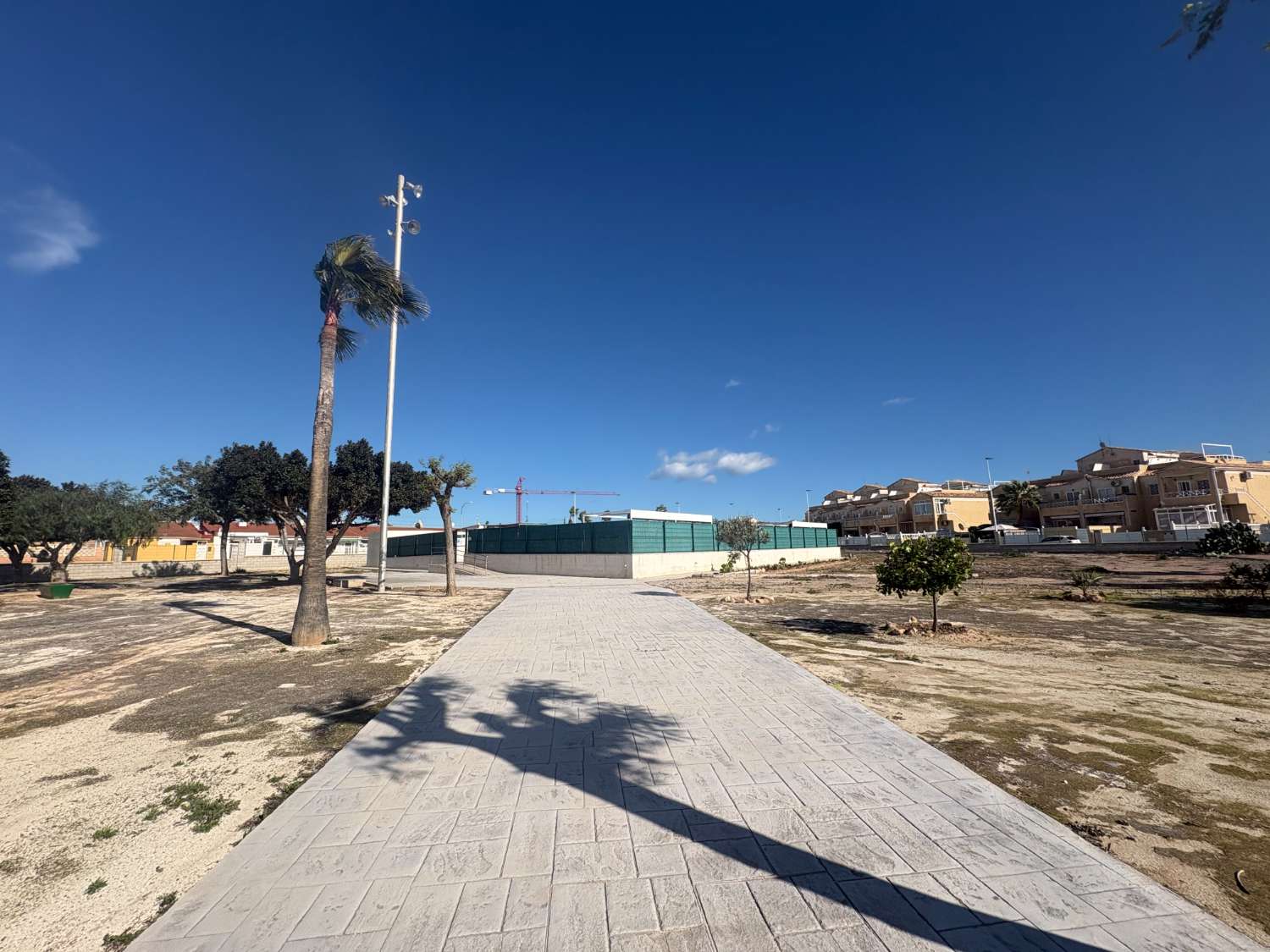 Solig bungalow framför Salt Lake i Torrevieja