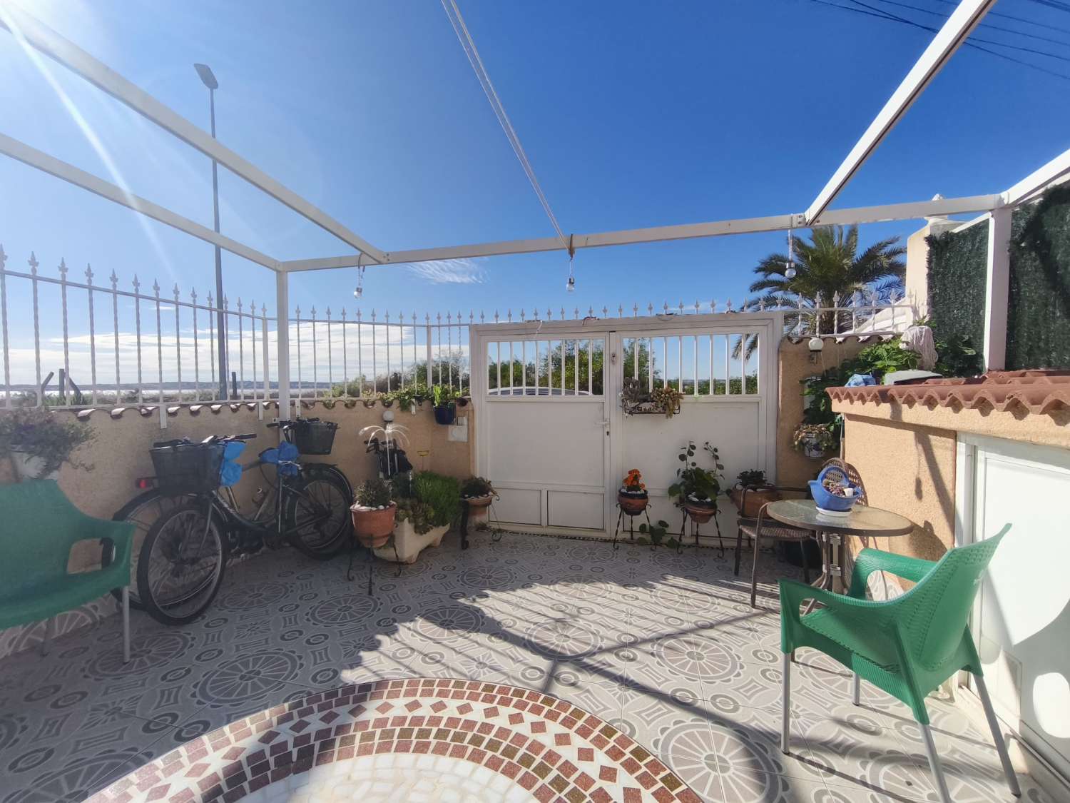 Solig bungalow framför Salt Lake i Torrevieja