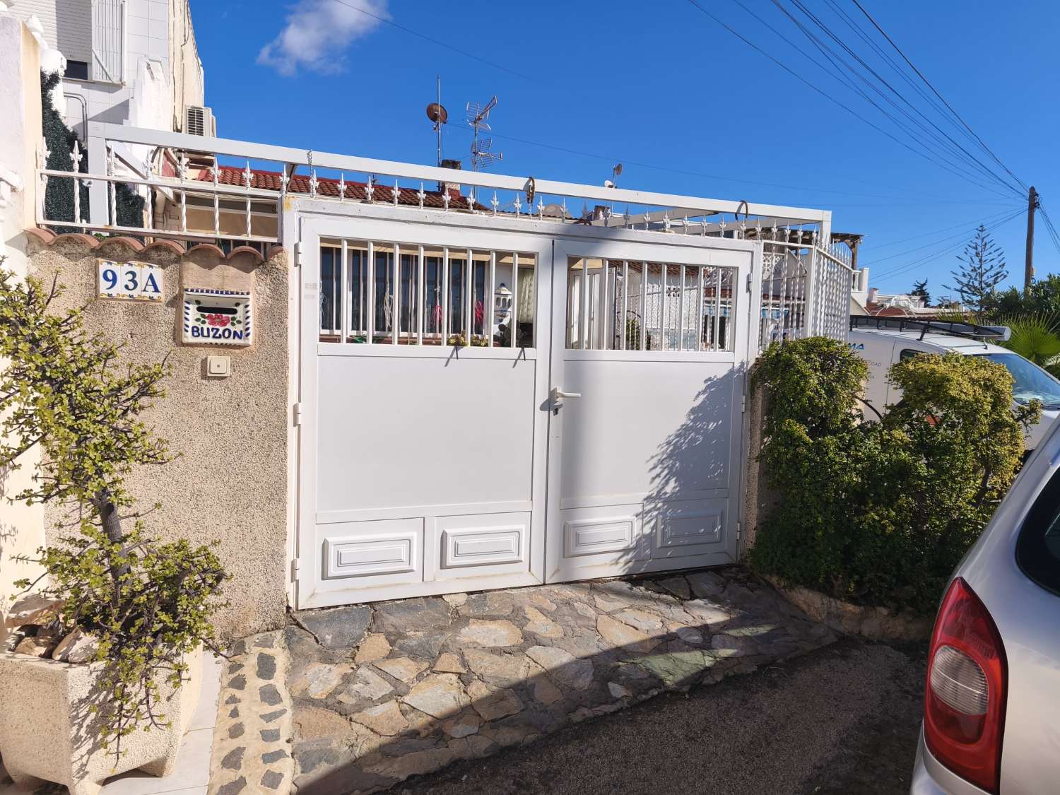 Solig bungalow framför Salt Lake i Torrevieja