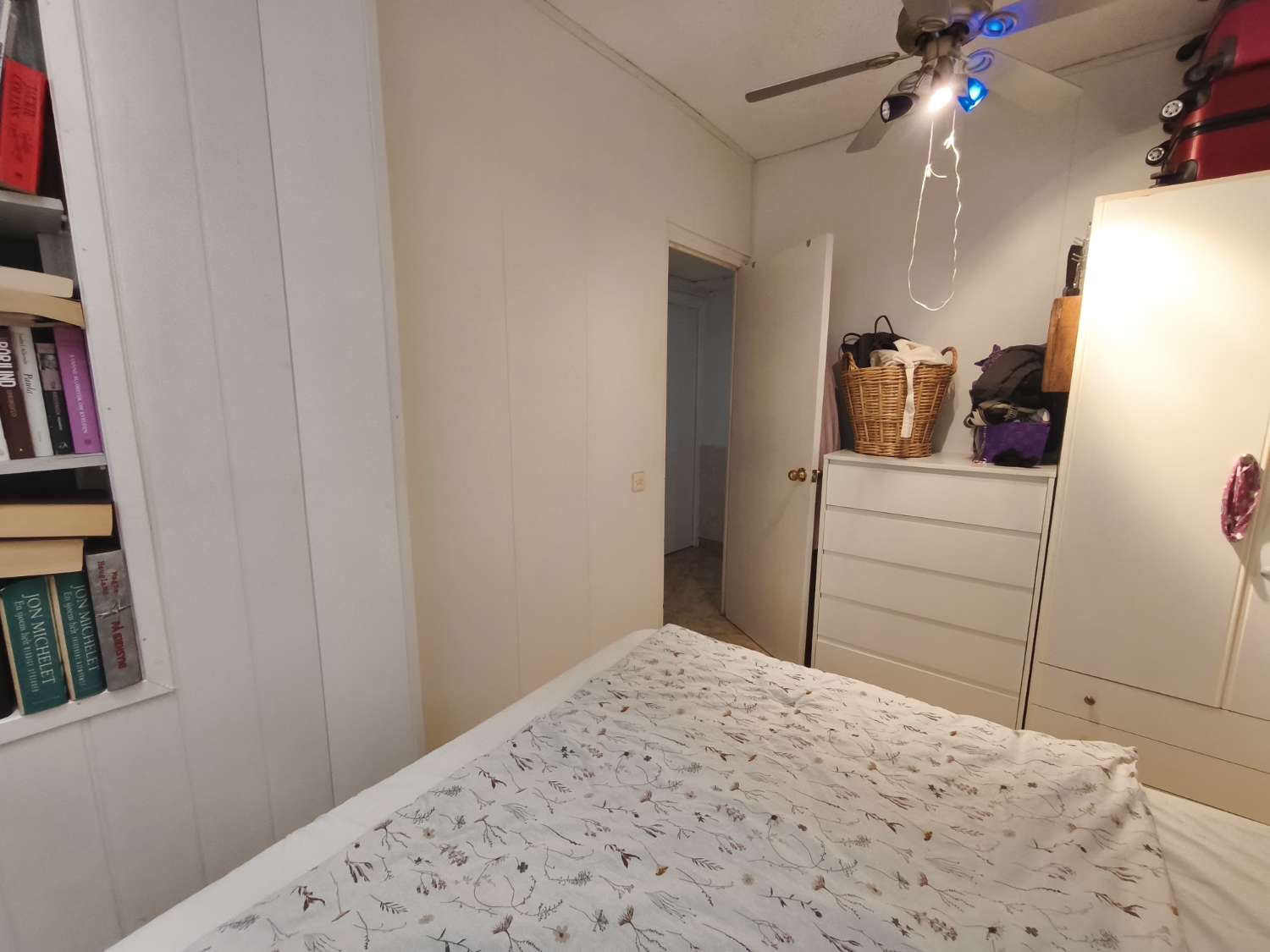 Solig bungalow framför Salt Lake i Torrevieja