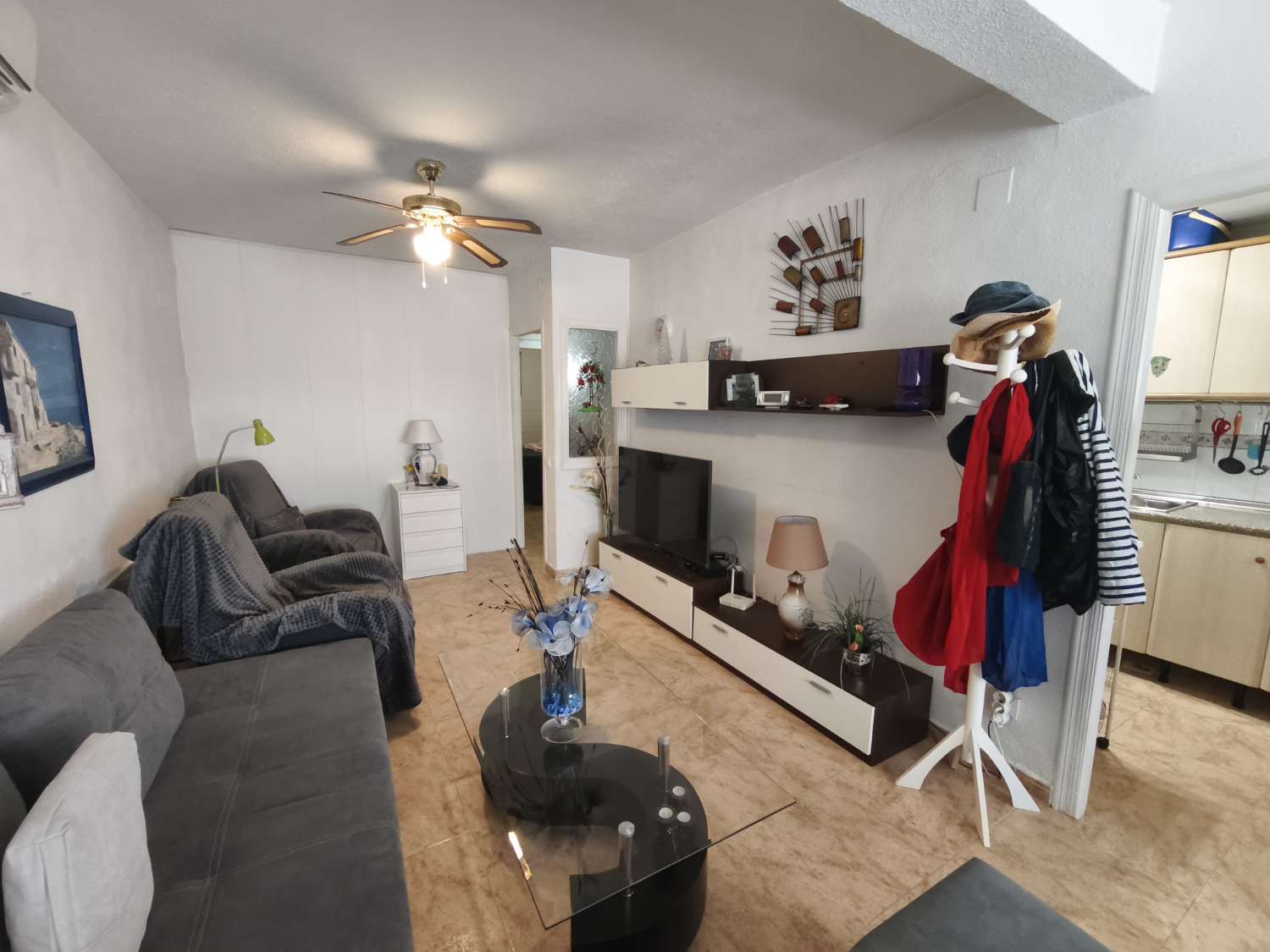 Solig bungalow framför Salt Lake i Torrevieja