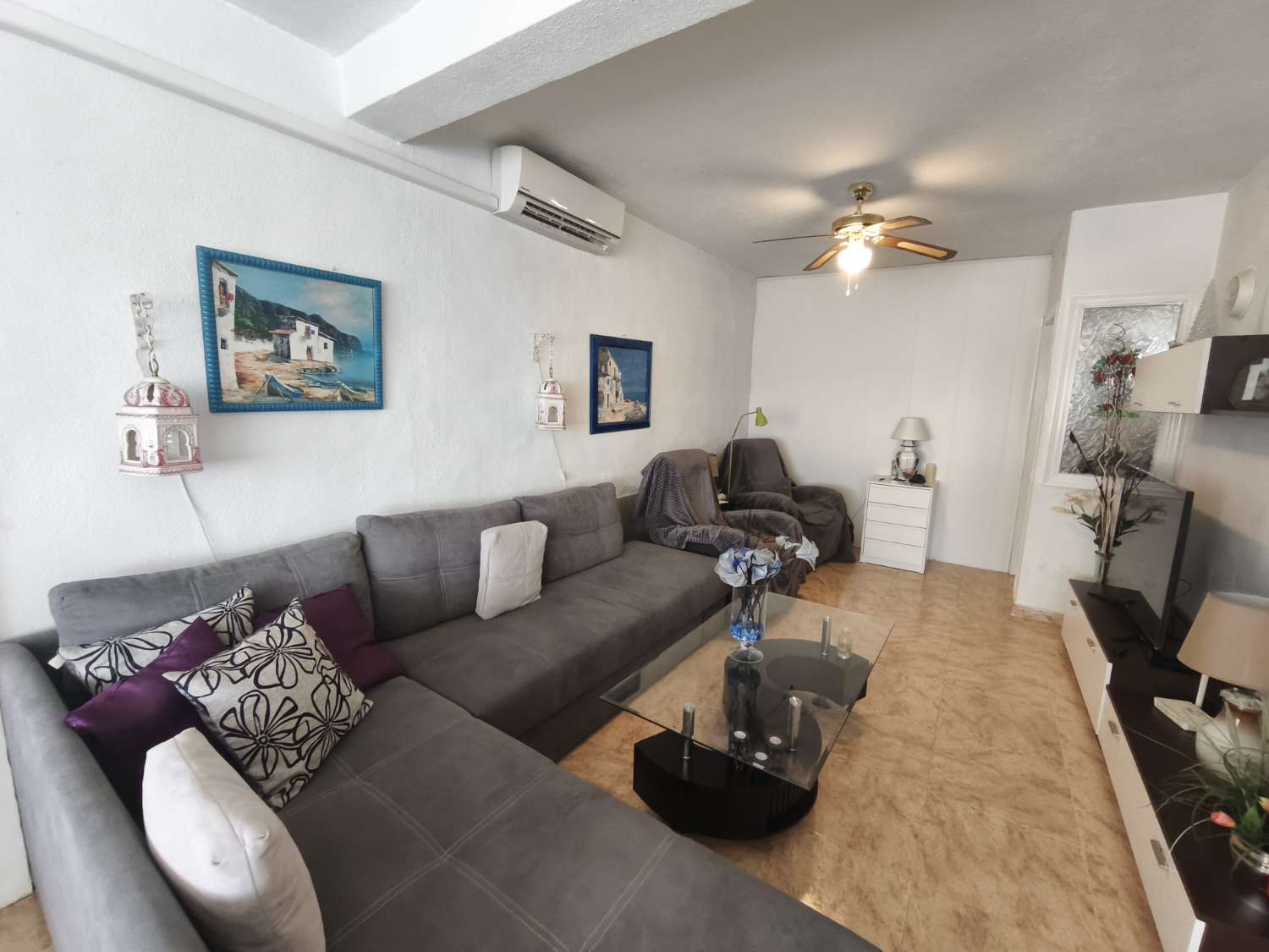 Solig bungalow framför Salt Lake i Torrevieja