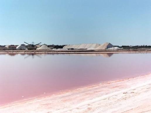 Solig bungalow framför Salt Lake i Torrevieja