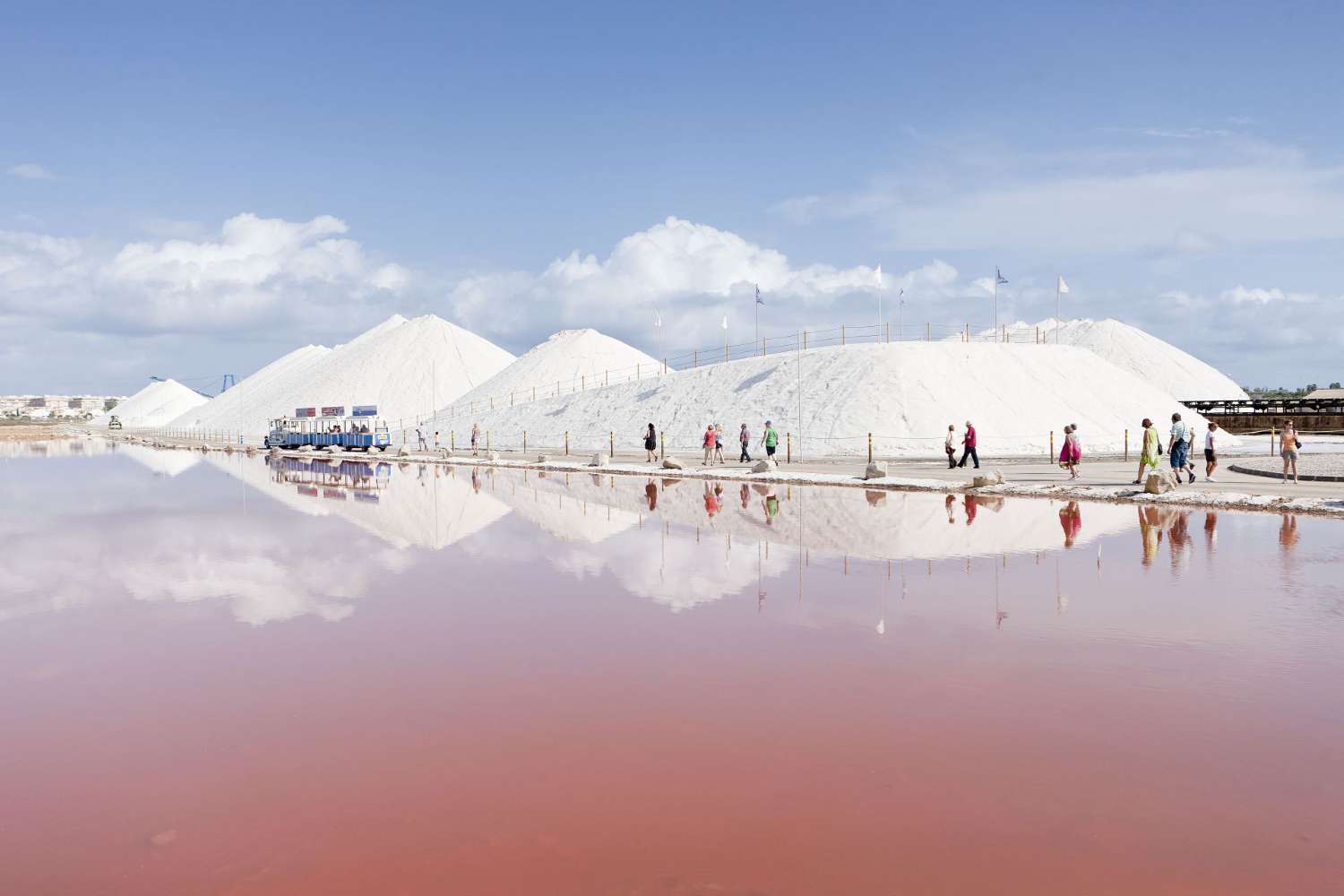 Solig bungalow framför Salt Lake i Torrevieja