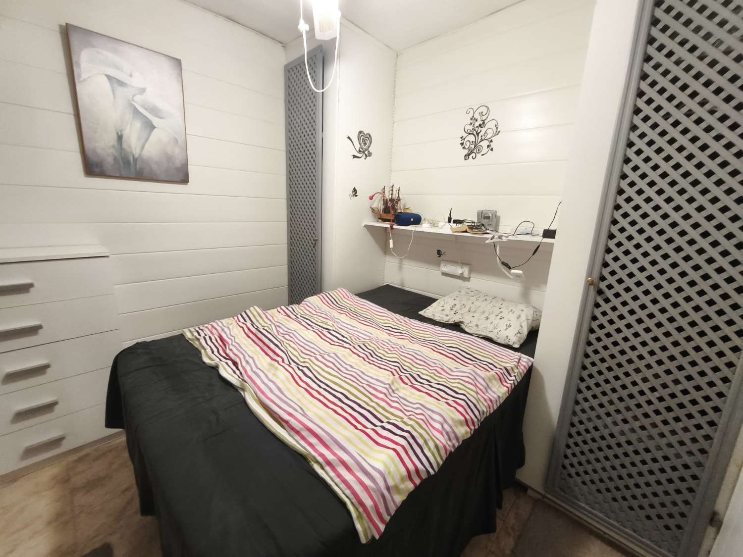 Solig bungalow framför Salt Lake i Torrevieja