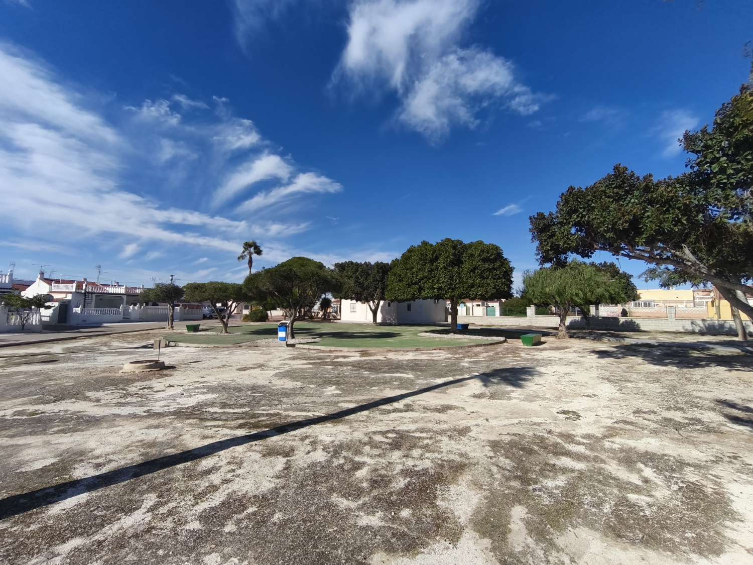 Solig bungalow framför Salt Lake i Torrevieja