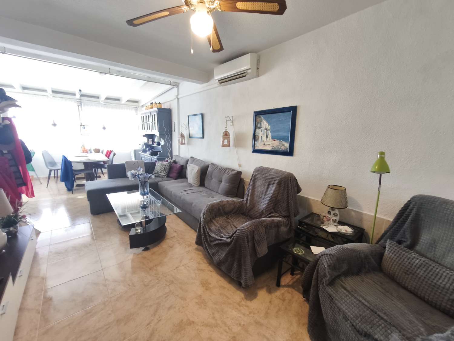 Solig bungalow framför Salt Lake i Torrevieja