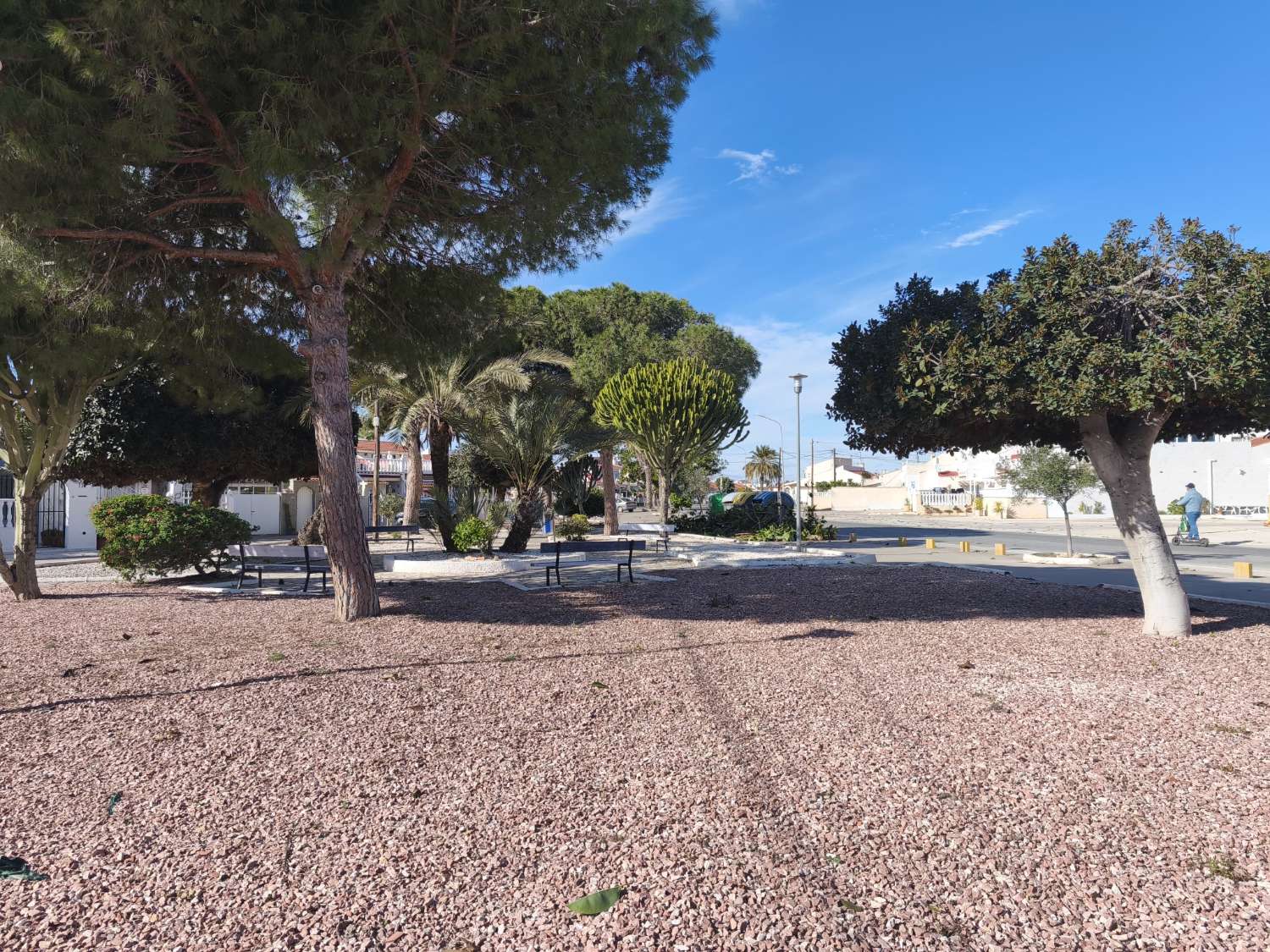 Solig bungalow framför Salt Lake i Torrevieja