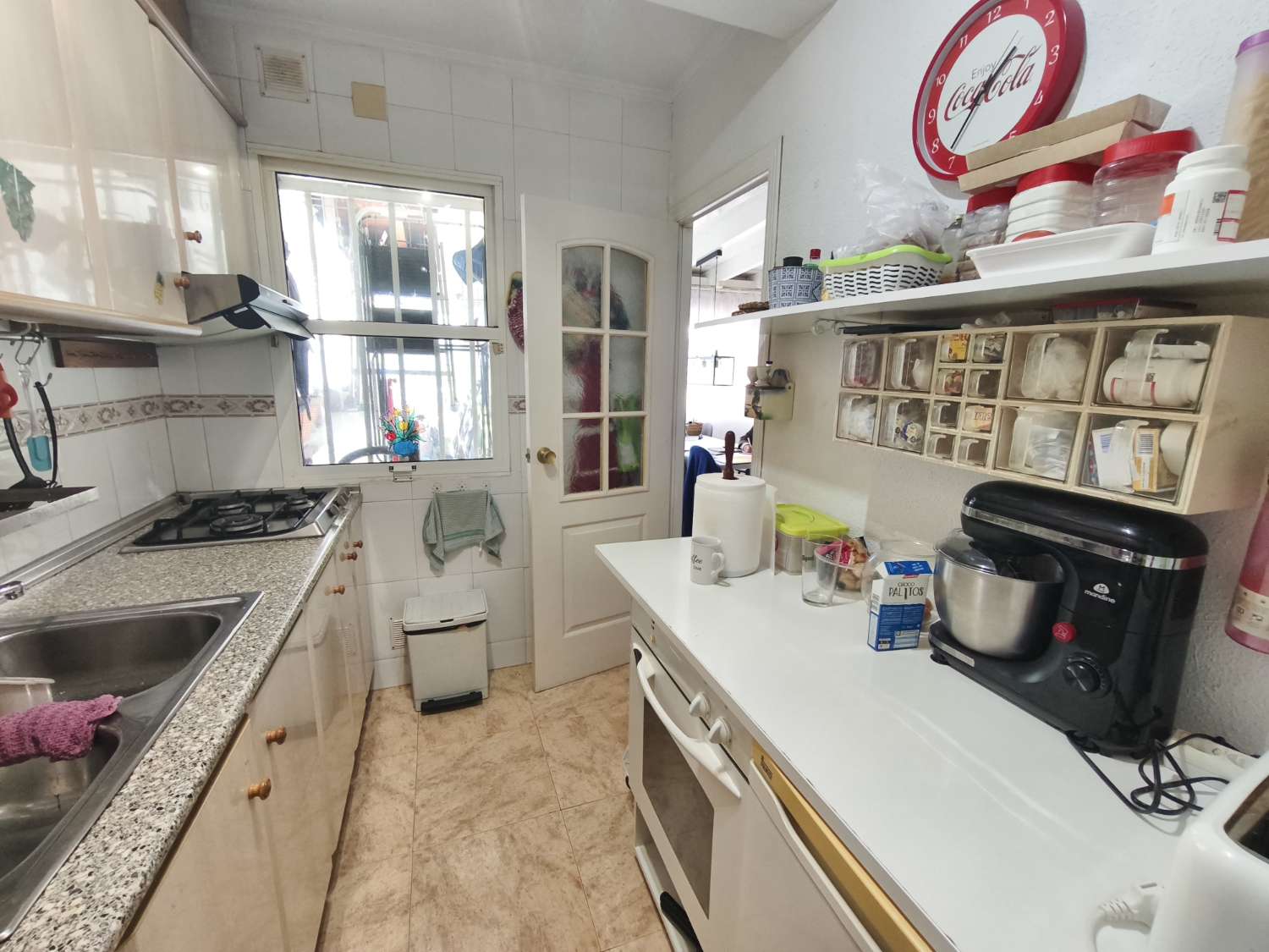 Solig bungalow framför Salt Lake i Torrevieja