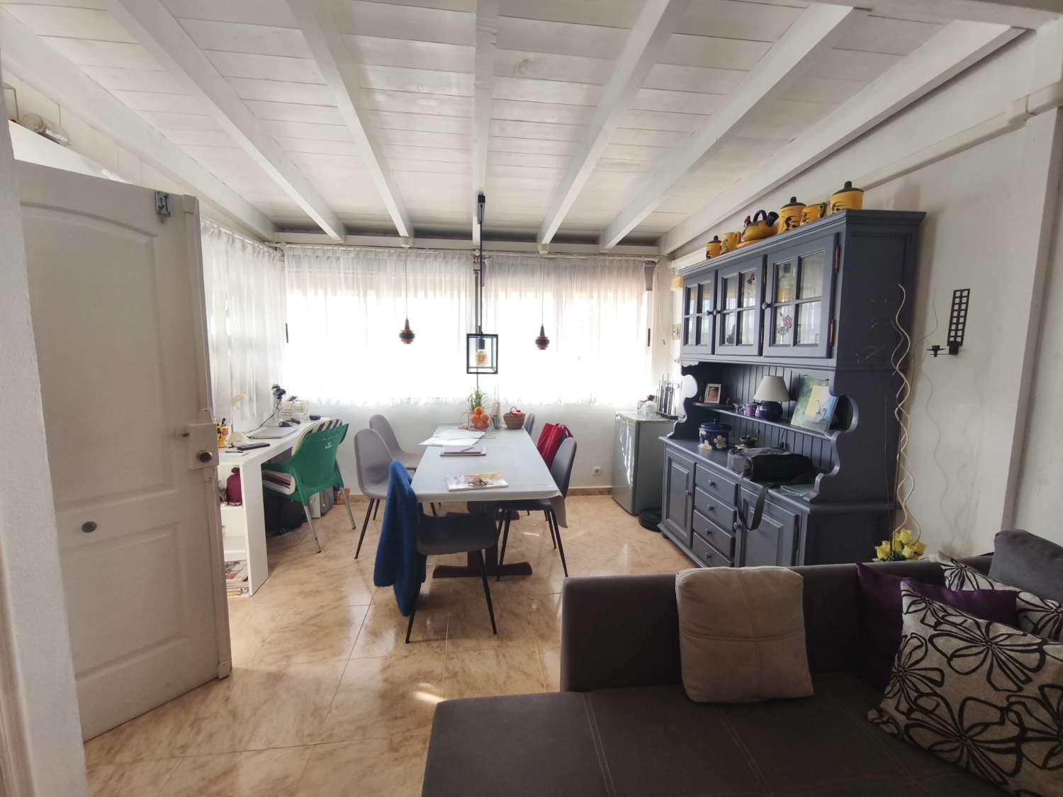 Solig bungalow framför Salt Lake i Torrevieja