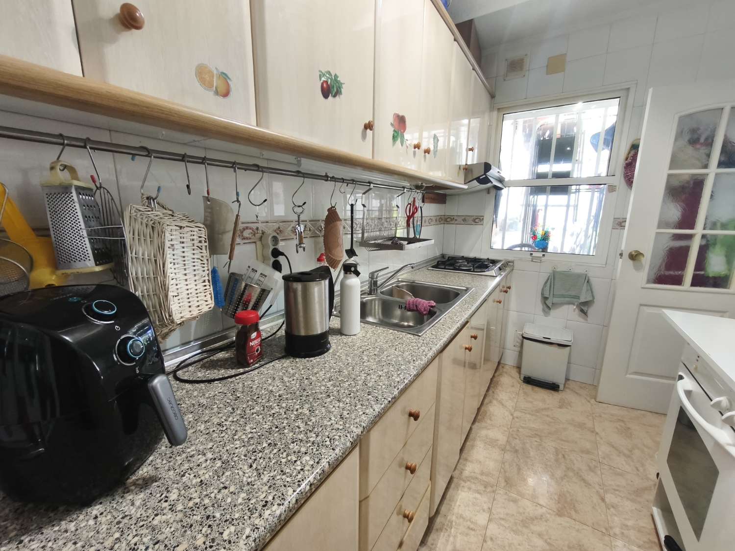 Solig bungalow framför Salt Lake i Torrevieja