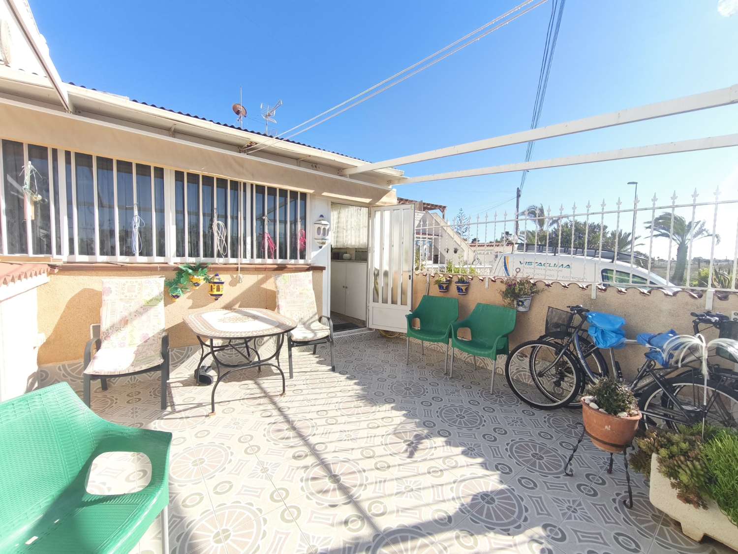 Solig bungalow framför Salt Lake i Torrevieja