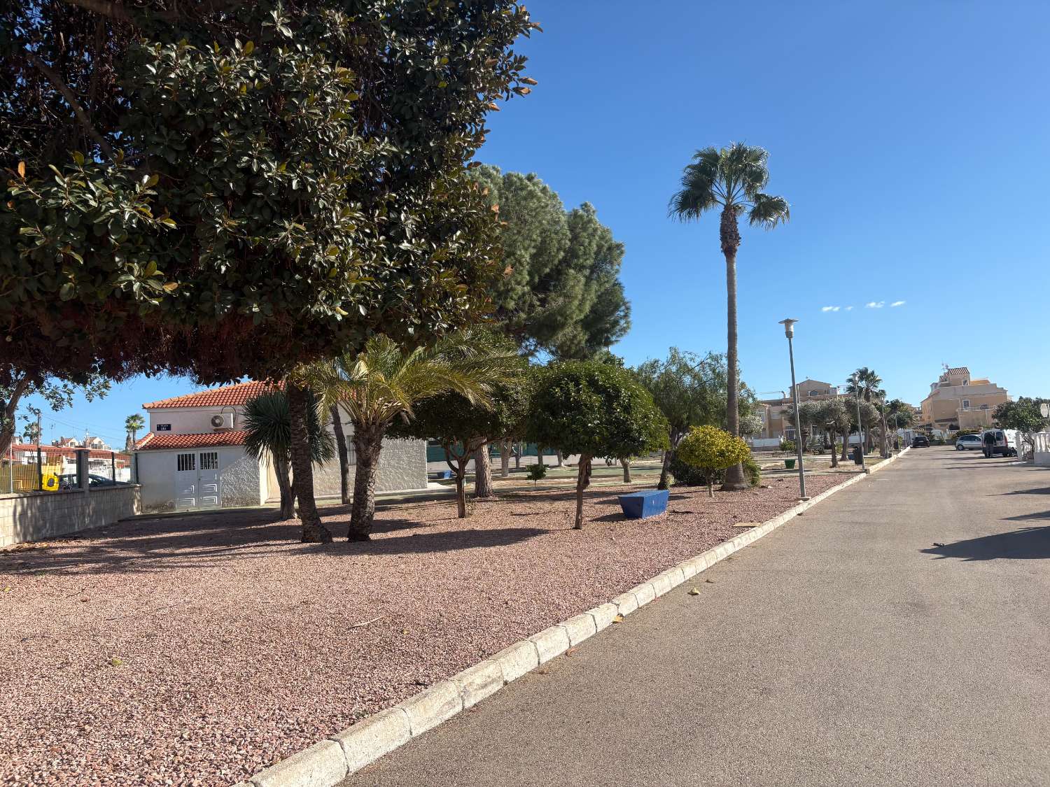 Solig bungalow framför Salt Lake i Torrevieja