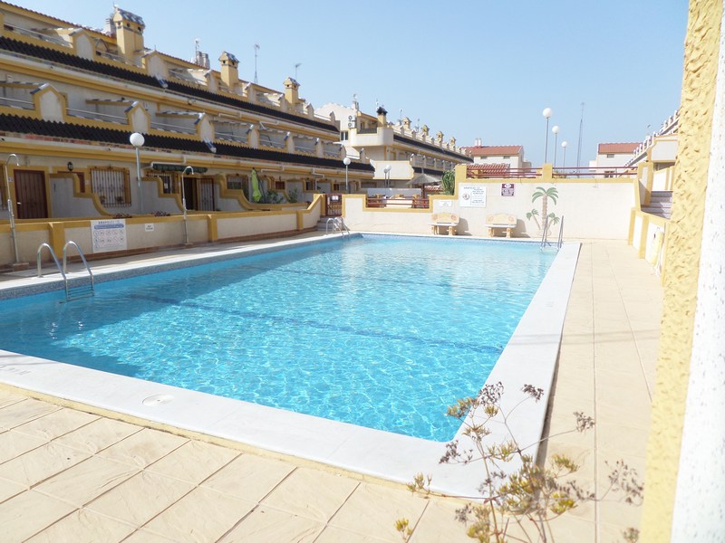 Oportunidad en Las Mimosas – fantástico tríplex con piscina comunitaria