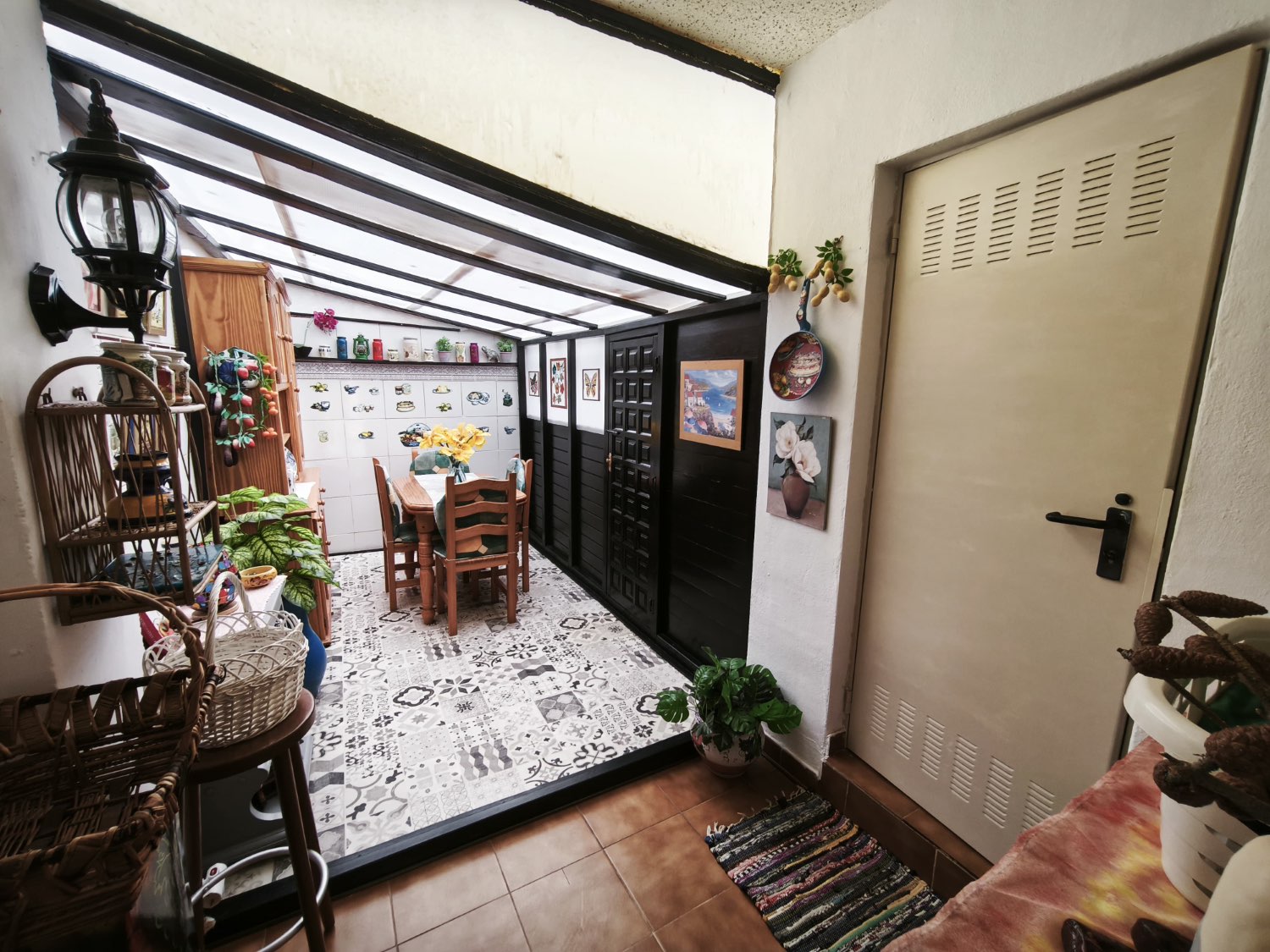 Oportunidad en Las Mimosas – fantástico tríplex con piscina comunitaria