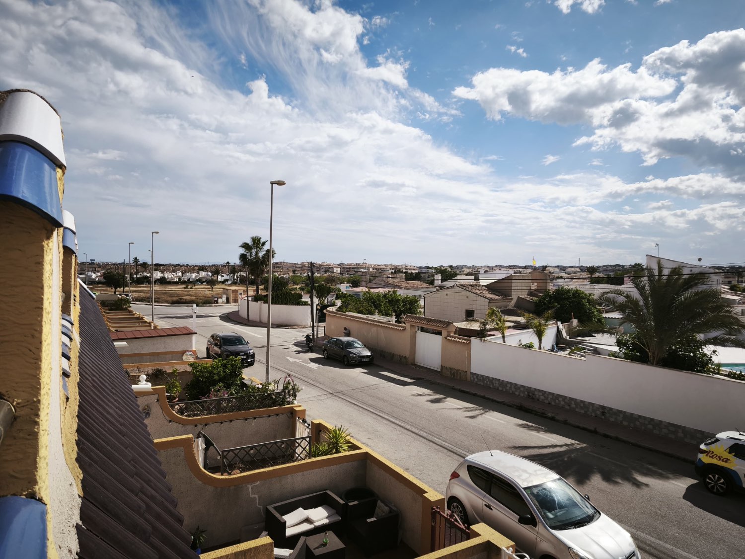 Oportunidad en Las Mimosas – fantástico tríplex con piscina comunitaria