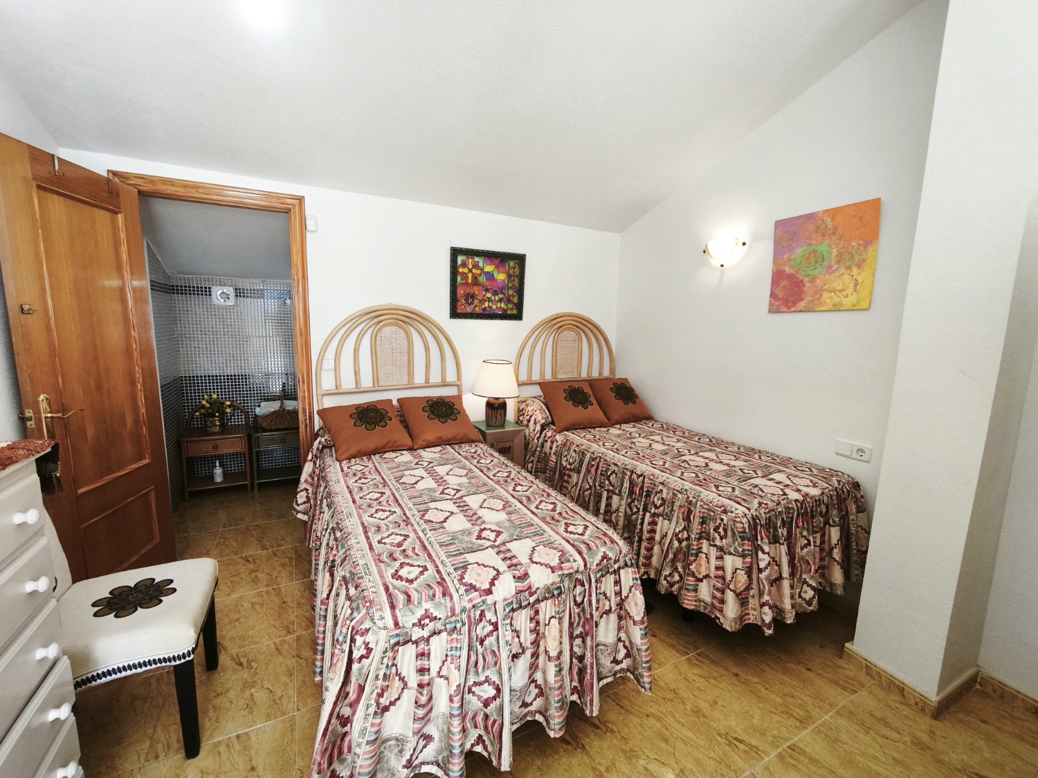 Oportunidad en Las Mimosas – fantástico tríplex con piscina comunitaria