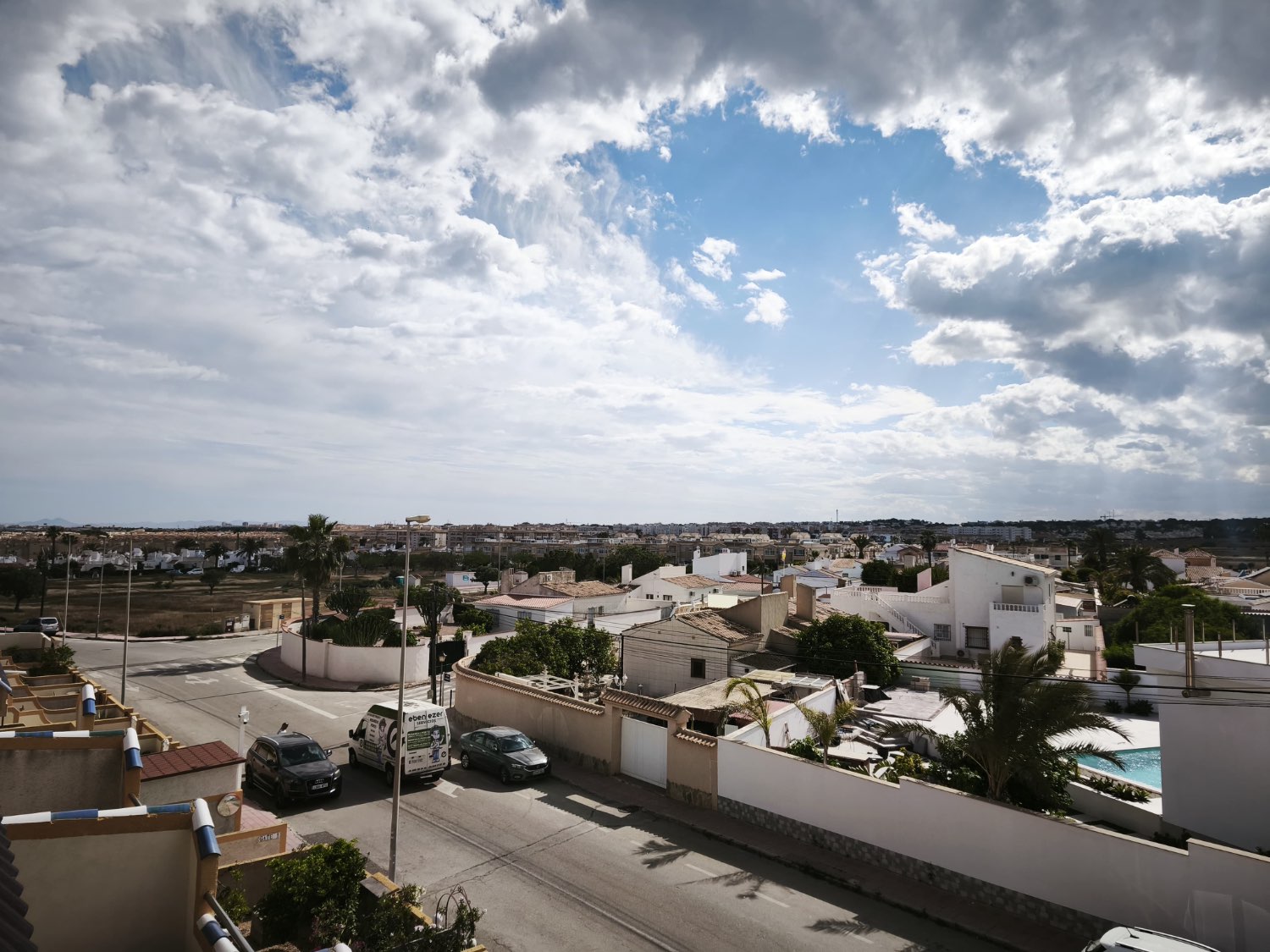 Oportunidad en Las Mimosas – fantástico tríplex con piscina comunitaria