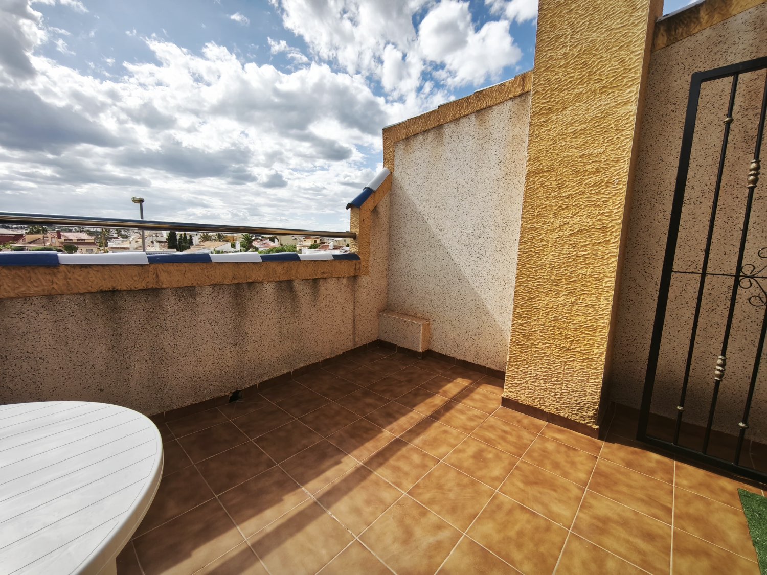 Oportunidad en Las Mimosas – fantástico tríplex con piscina comunitaria