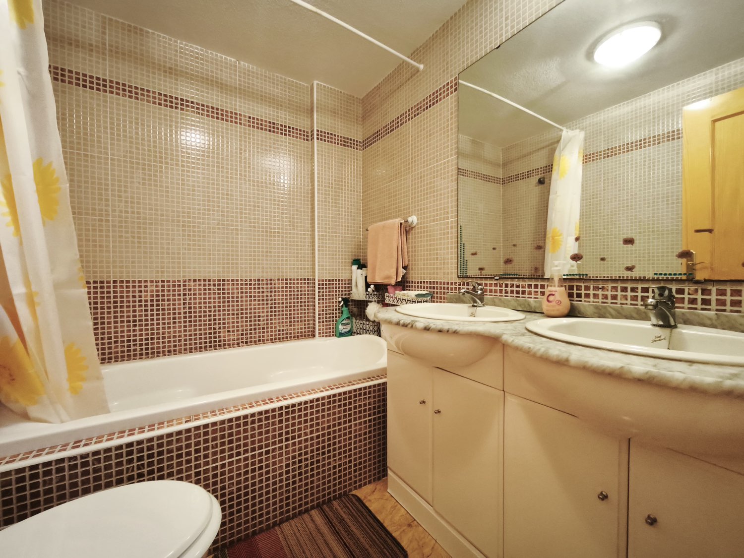 Oportunidad en Las Mimosas – fantástico tríplex con piscina comunitaria