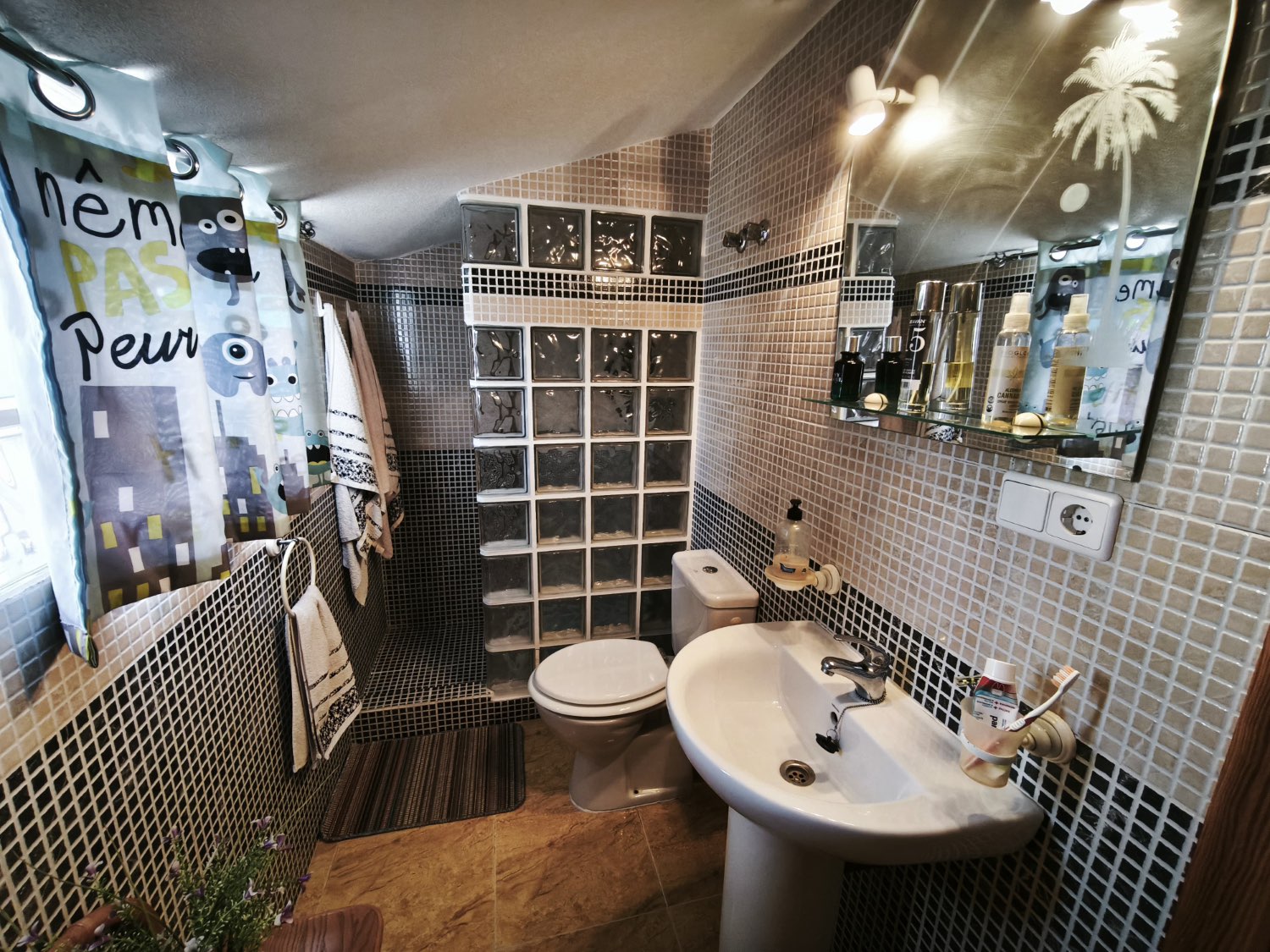 Oportunidad en Las Mimosas – fantástico tríplex con piscina comunitaria