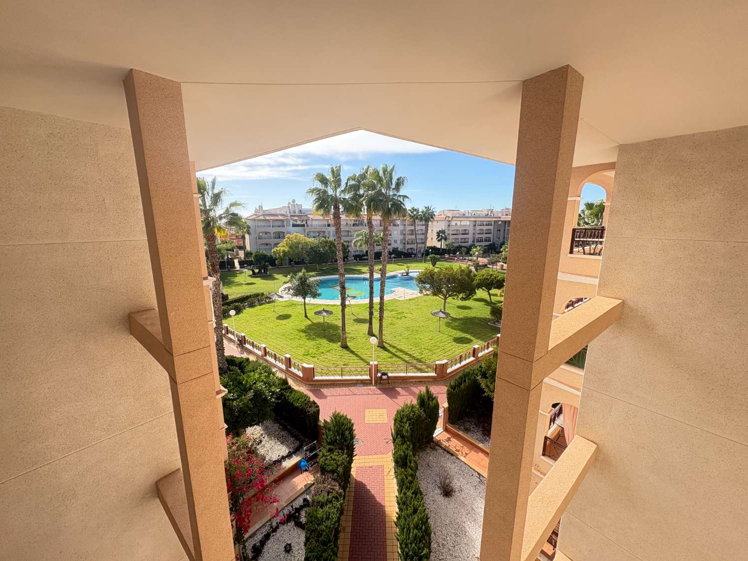 Hermoso apartamento en el último piso en el popular Laguna Golf