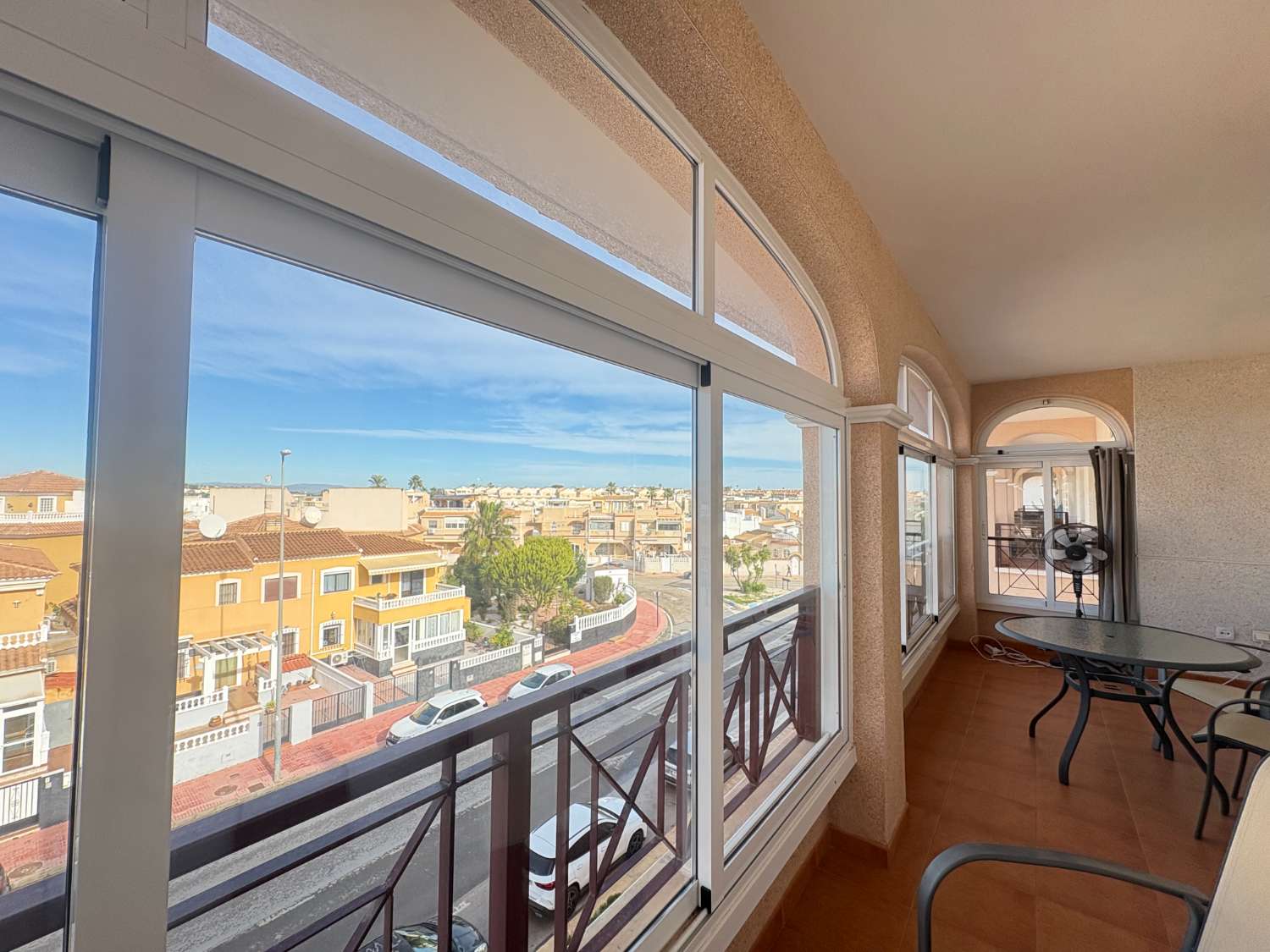 Hermoso apartamento en el último piso en el popular Laguna Golf