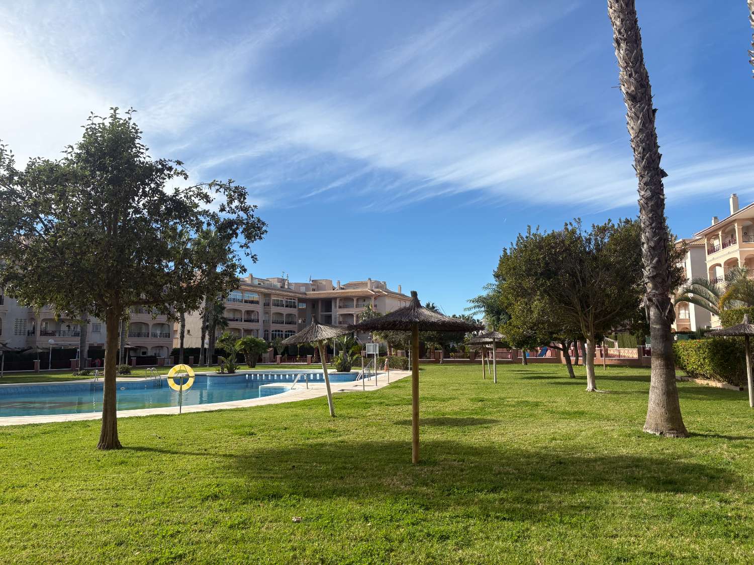 Hermoso apartamento en el último piso en el popular Laguna Golf