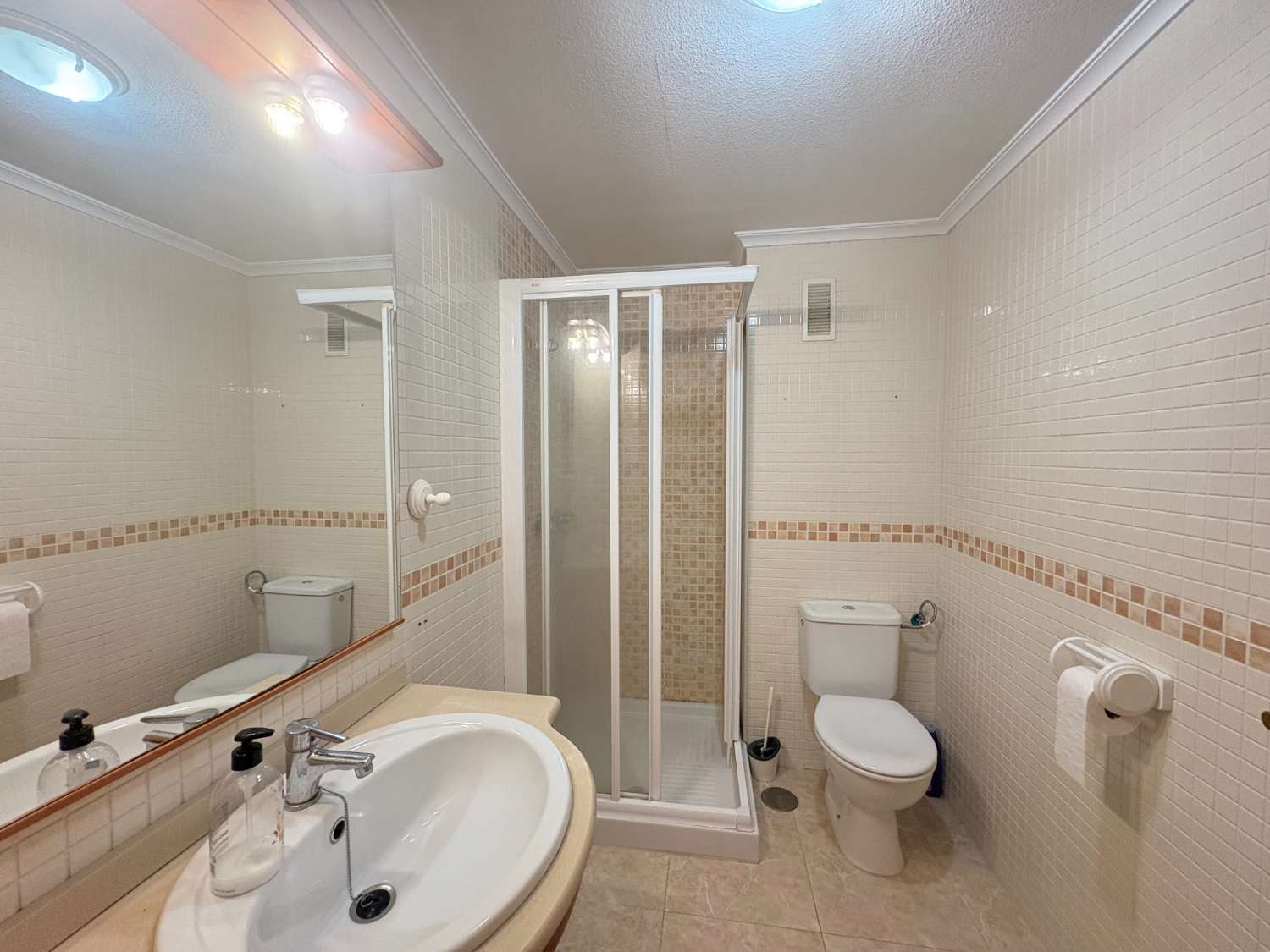 Hermoso apartamento en el último piso en el popular Laguna Golf