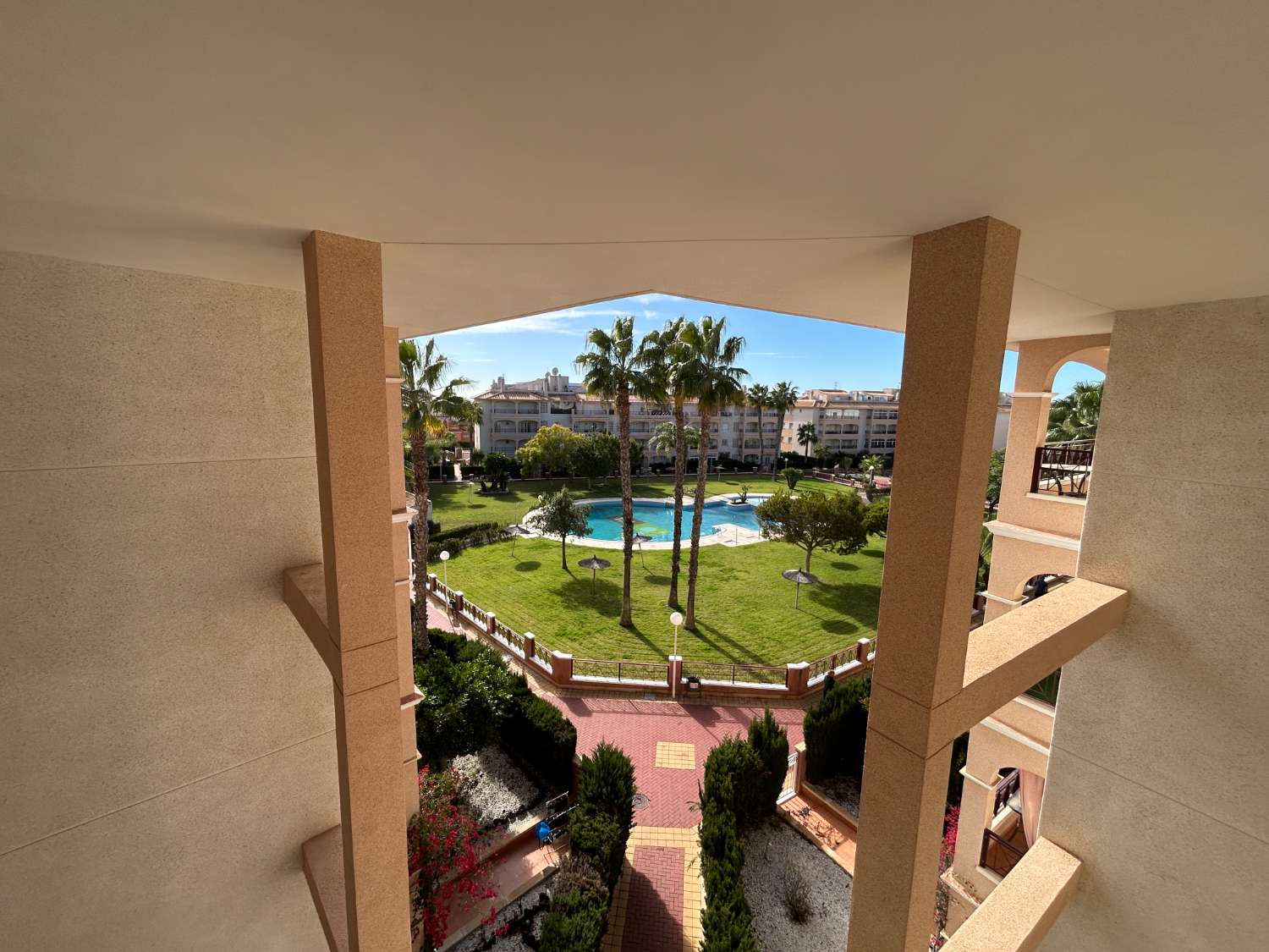 Hermoso apartamento en el último piso en el popular Laguna Golf
