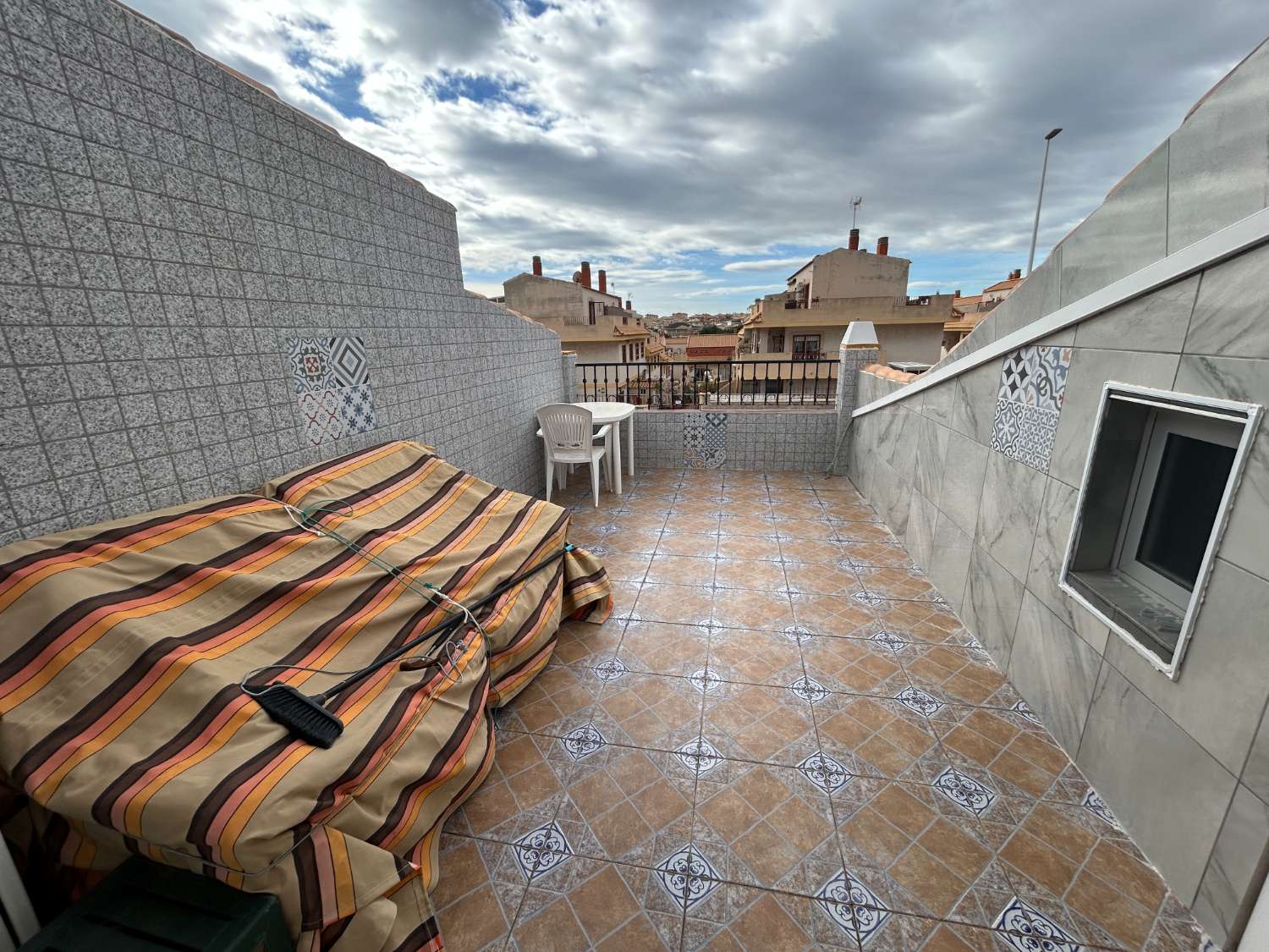 Casa adosada de 4 dormitorios y 2 baños en La Zenia