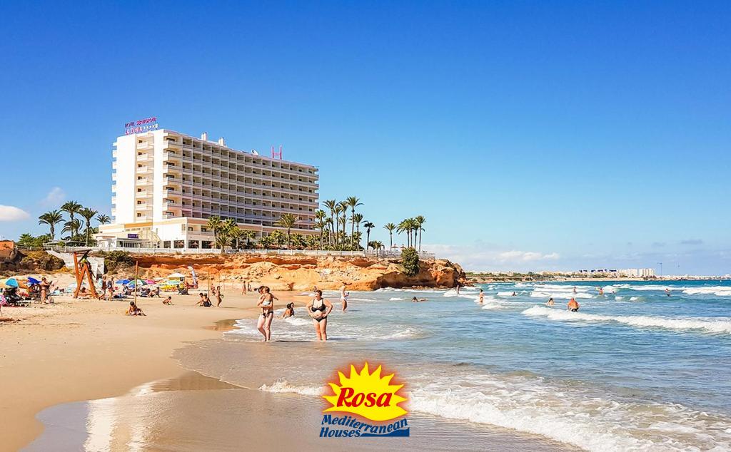 Casa adosada de 4 dormitorios y 2 baños en La Zenia