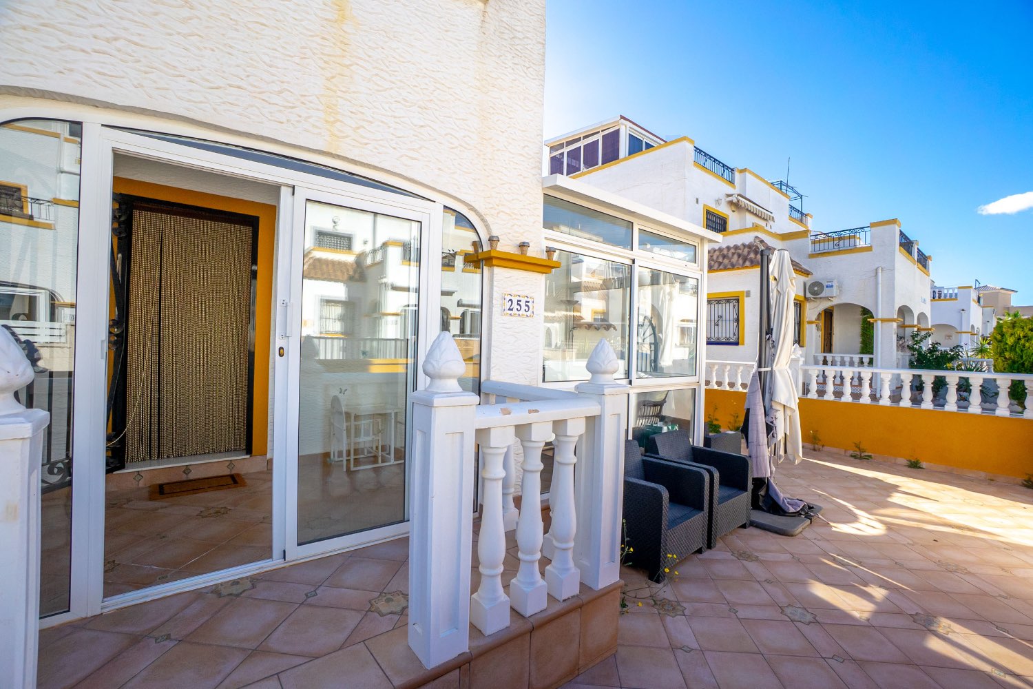 Duplex situado en los altos con 3 dormitorios ,2 baños, y piscina !