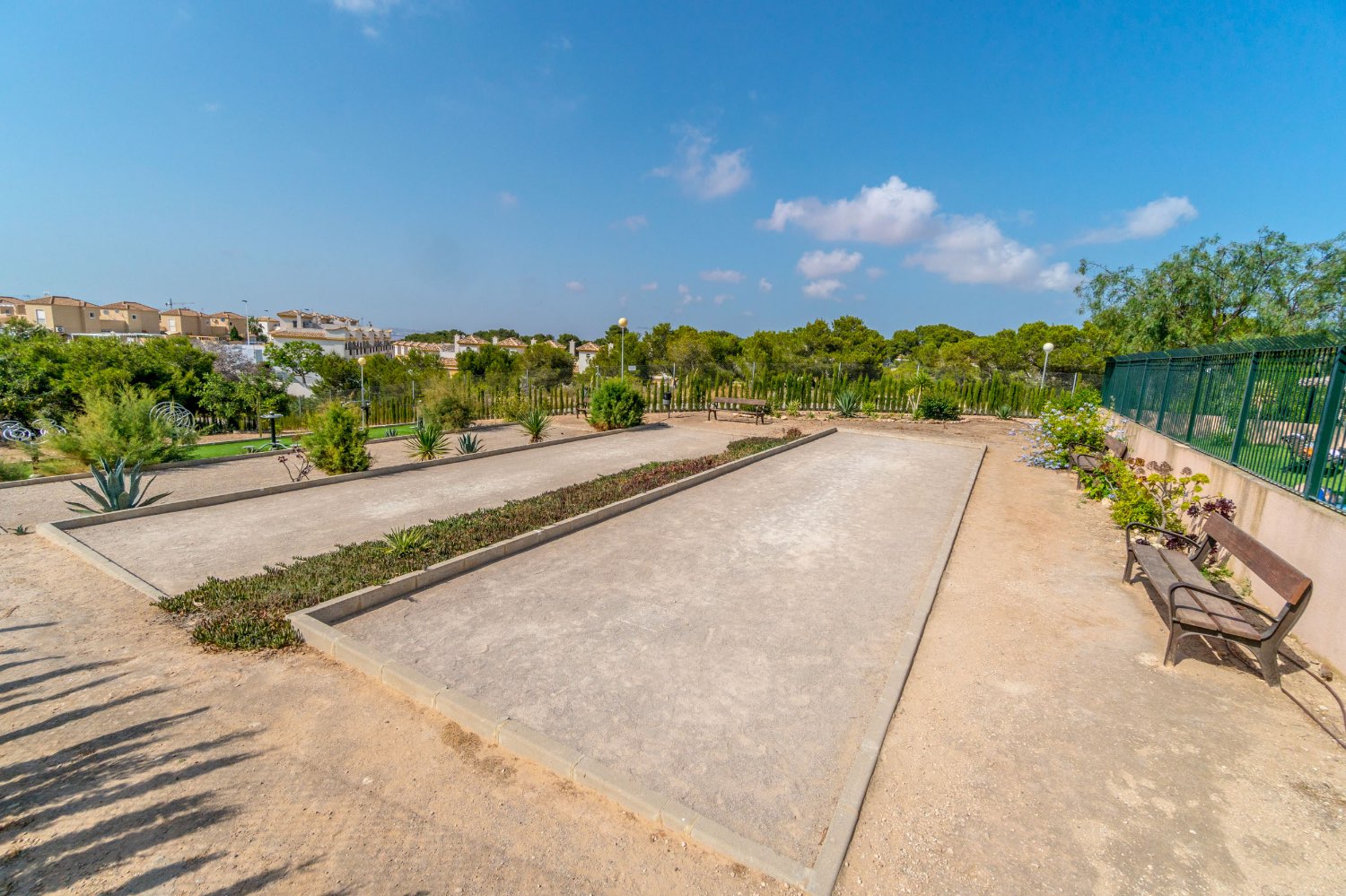 Duplex situado en los altos con 3 dormitorios ,2 baños, y piscina !