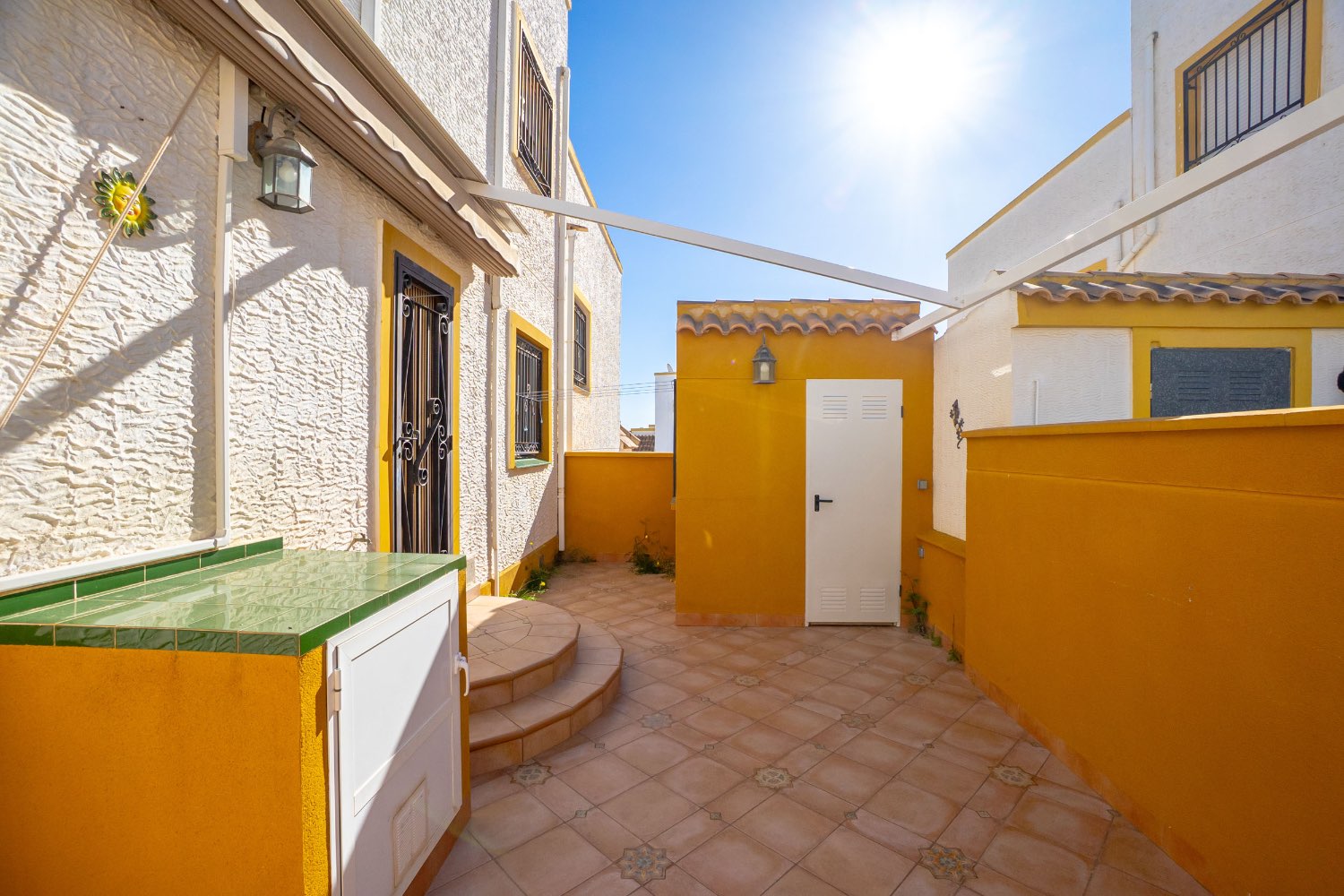 Duplex situado en los altos con 3 dormitorios ,2 baños, y piscina !