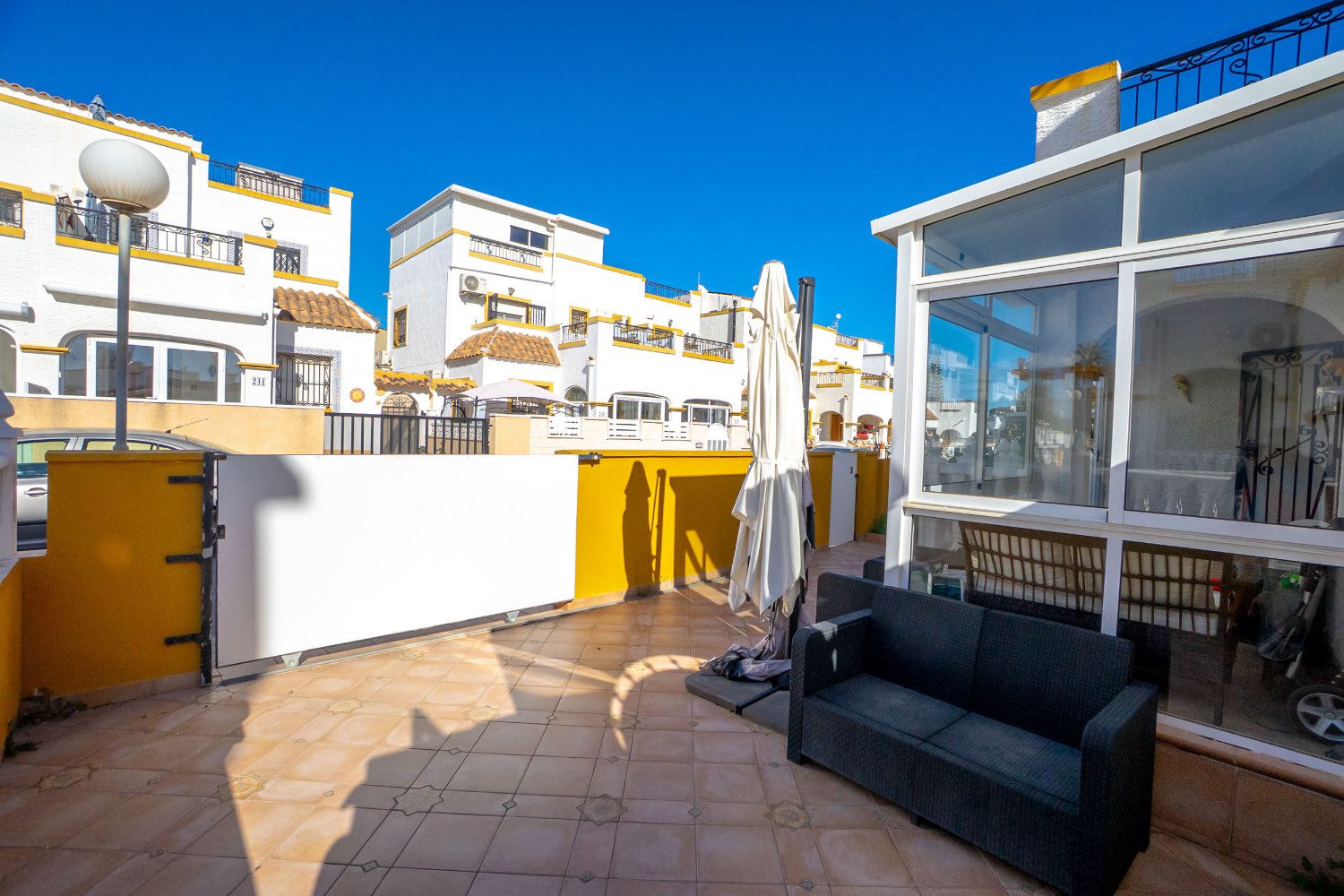 Duplex situado en los altos con 3 dormitorios ,2 baños, y piscina !